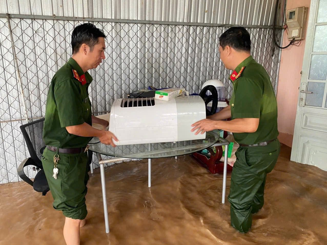 Công an Đồng Nai khẩn trương cứu nạn lũ lụt , đưa người dân ra khỏi vùng ngập nước - Ảnh 6.