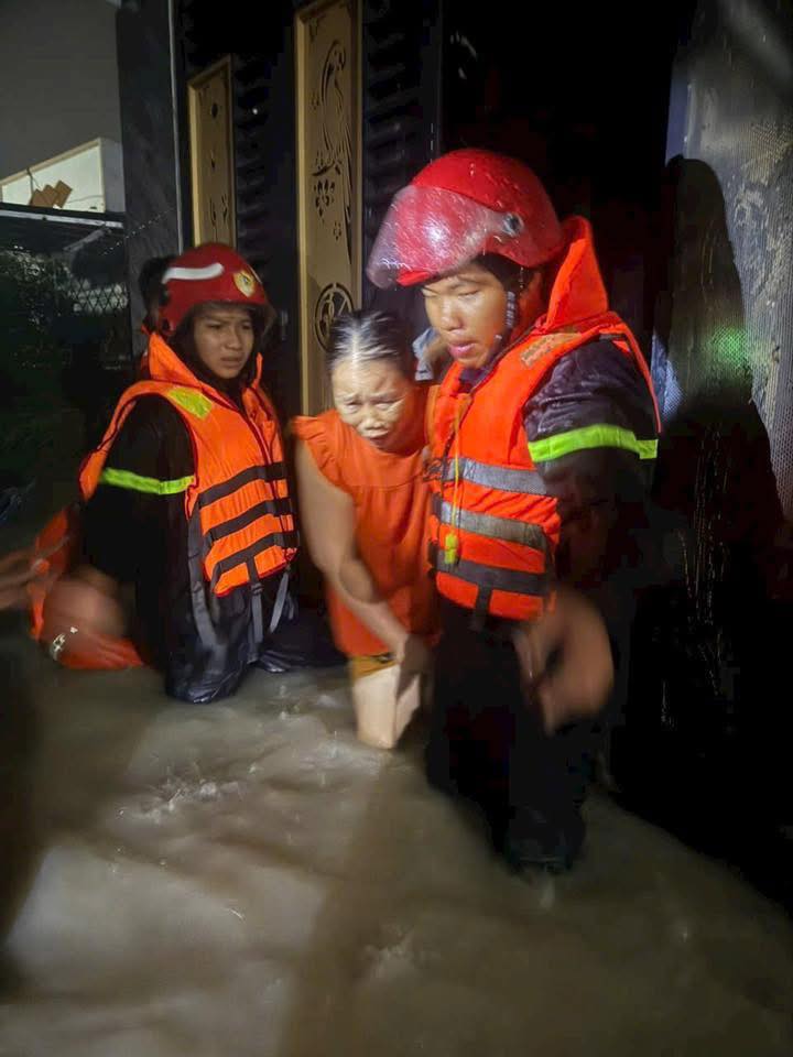 Công an Đồng Nai khẩn trương cứu nạn lũ lụt , đưa người dân ra khỏi vùng ngập nước - Ảnh 7.