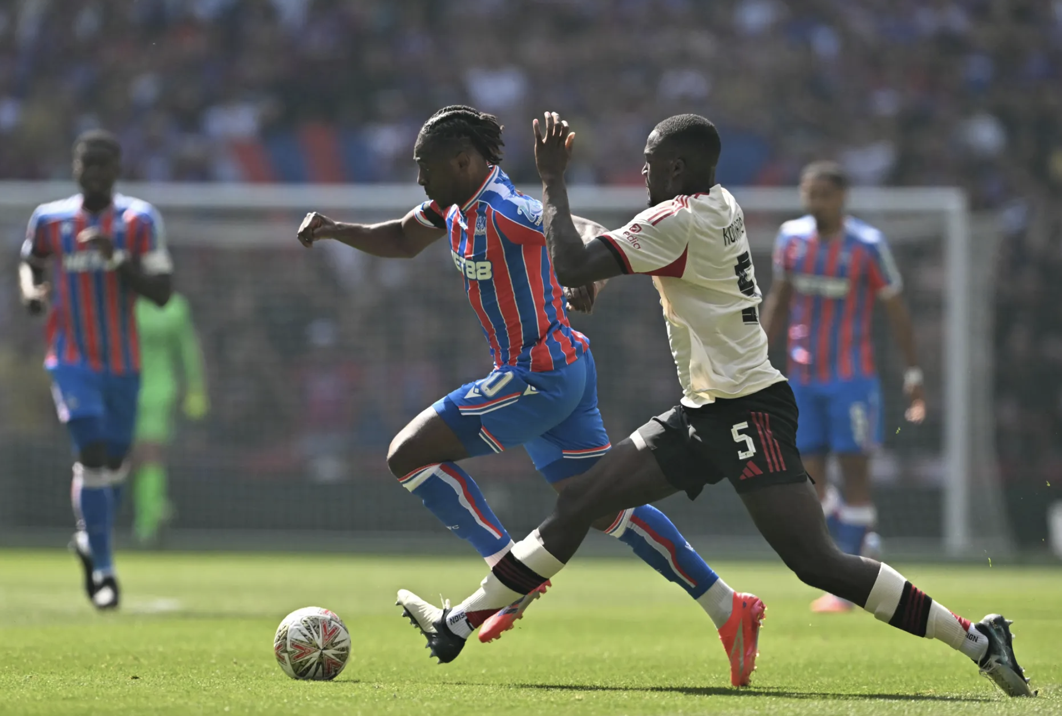 Hỏi mua th&agrave;nh c&ocirc;ng Eberechi Eze, ng&acirc;n s&aacute;ch chuyển nhượng Arsenal chạm đỉnh - Ảnh 4.