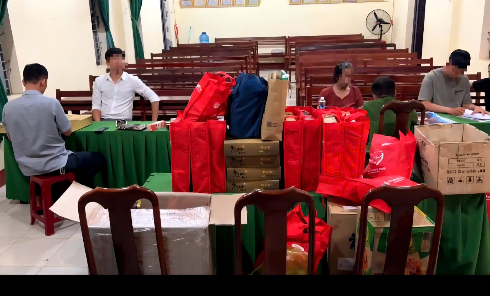Thanh niên tổ chức hàng loạt buổi "hội thảo" bán hàng không rõ nguồn gốc- Ảnh 1.