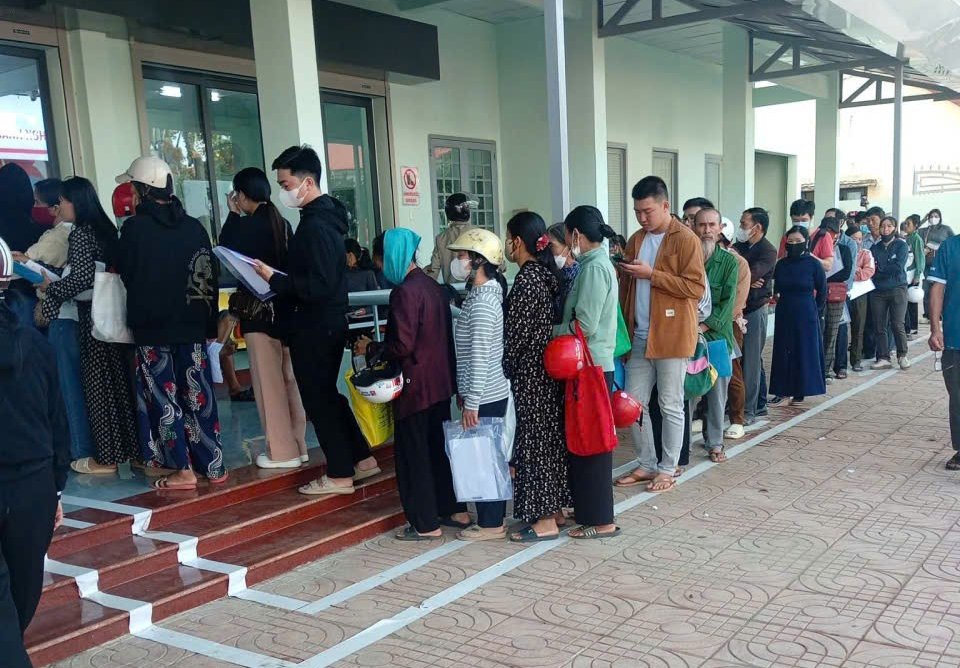 Văn ph&ograve;ng ĐKĐĐ tỉnh Đắk Lắk n&oacute;i g&igrave; về việc người d&acirc;n "xếp h&agrave;ng" bằng mũ bảo hiểm?- Ảnh 2.
