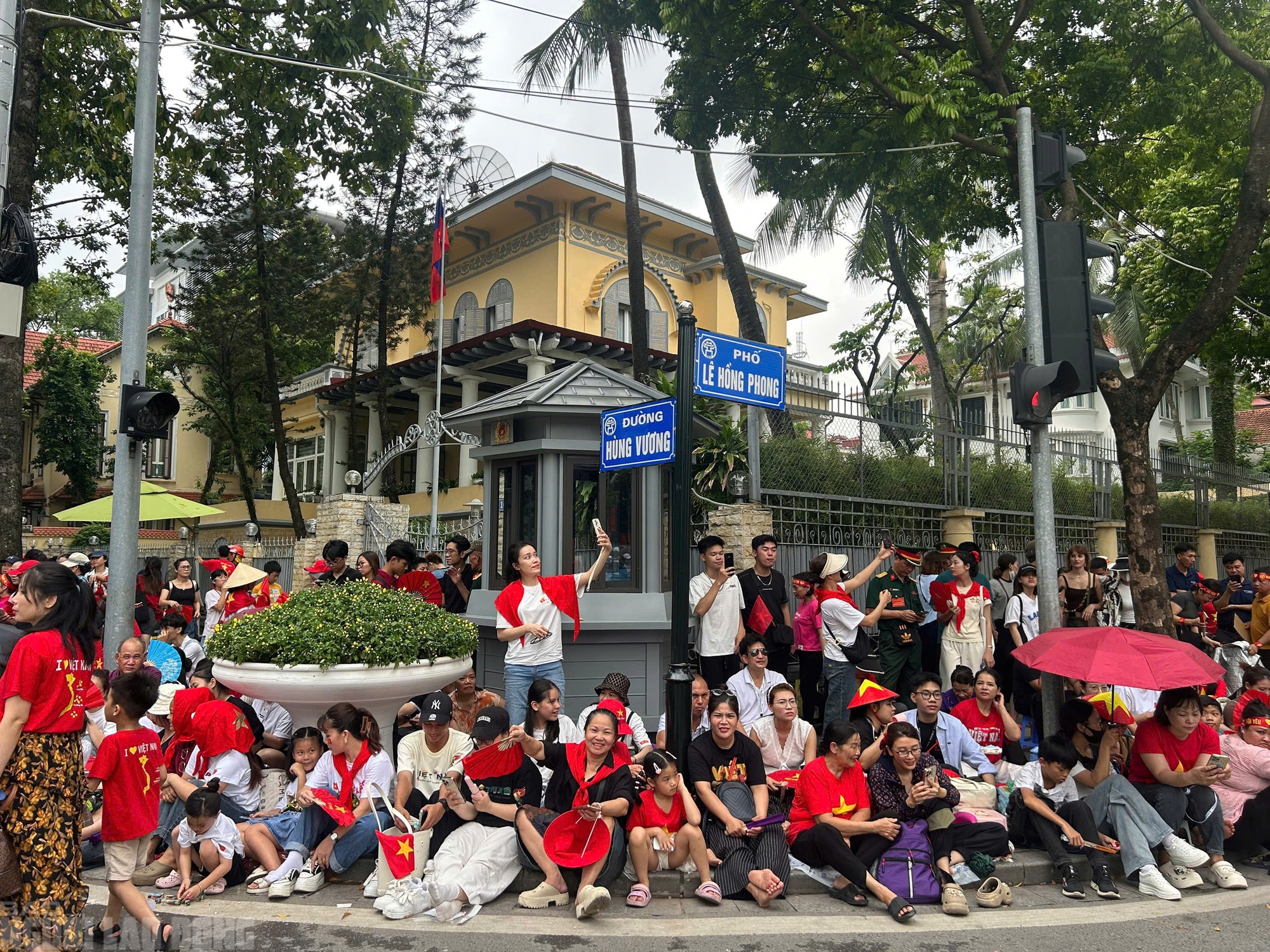 H&agrave;ng ng&agrave;n người chờ xem tổng hợp luyện diễu binh tại Ba Đ&igrave;nh tối nay - Ảnh 2.