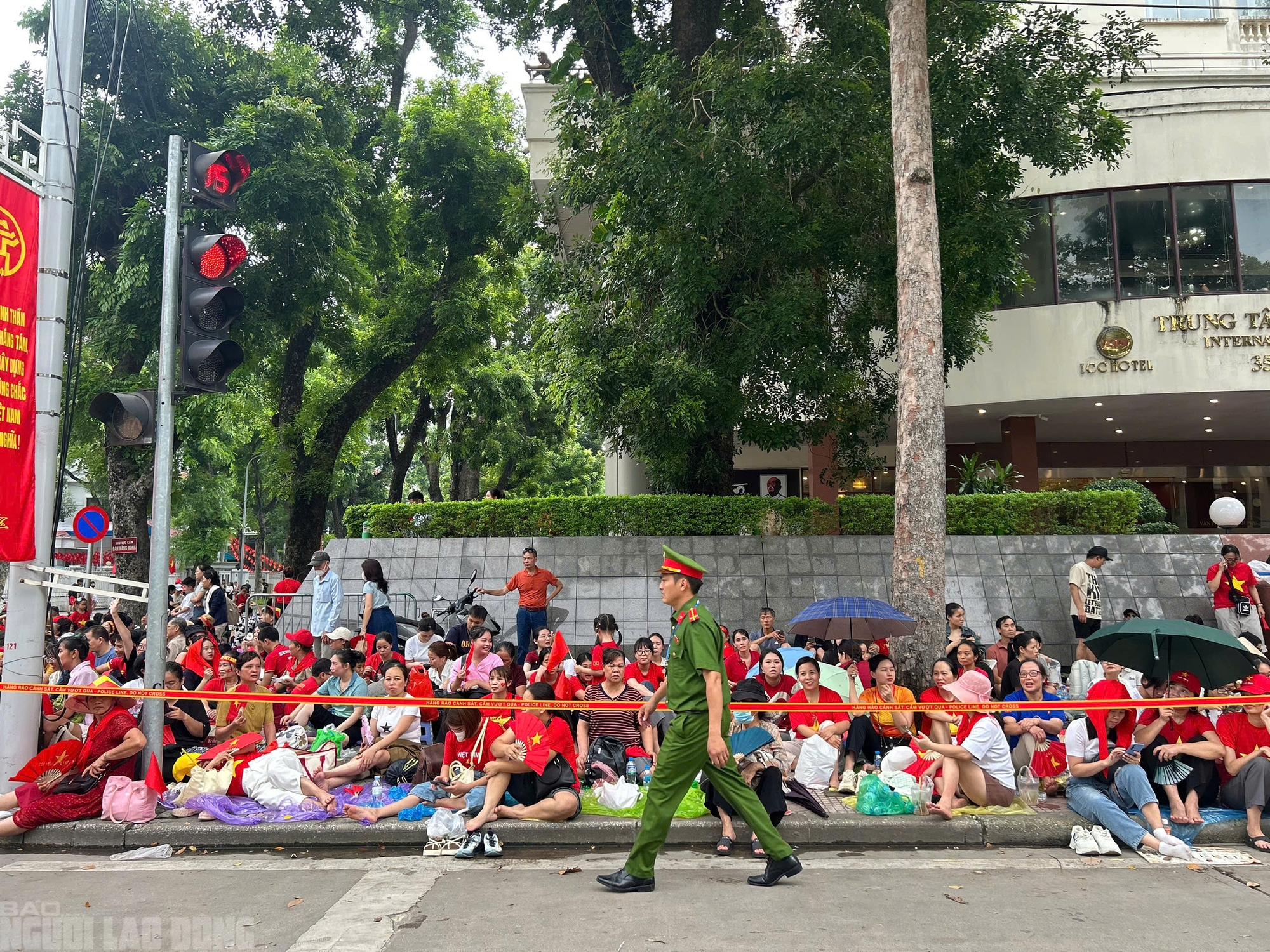 H&agrave;ng ng&agrave;n người chờ xem tổng hợp luyện diễu binh tại Ba Đ&igrave;nh tối nay - Ảnh 4.