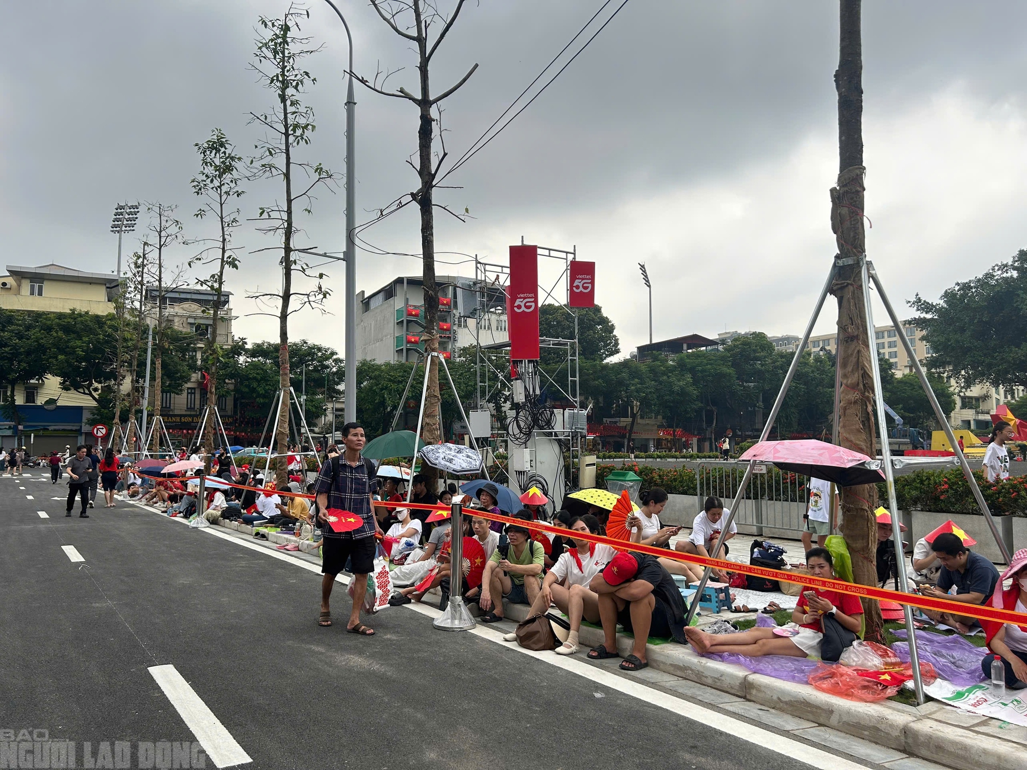 H&agrave;ng ng&agrave;n người chờ xem tổng hợp luyện diễu binh tại Ba Đ&igrave;nh tối nay - Ảnh 5.