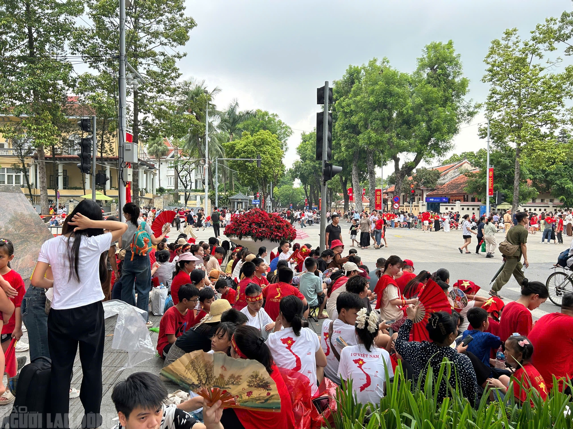 H&agrave;ng ng&agrave;n người chờ xem tổng hợp luyện diễu binh tại Ba Đ&igrave;nh tối nay - Ảnh 9.