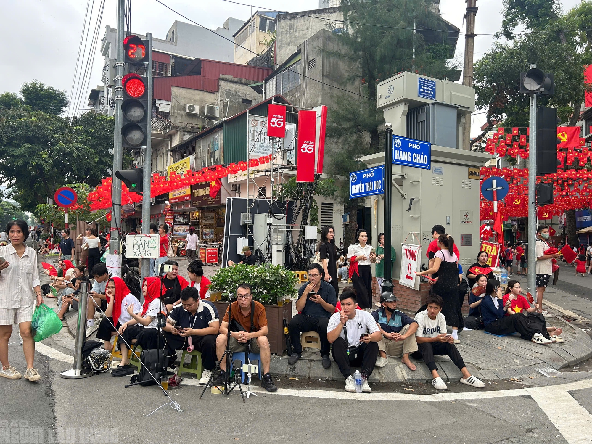 H&agrave;ng ng&agrave;n người chờ xem tổng hợp luyện diễu binh tại Ba Đ&igrave;nh tối nay - Ảnh 10.