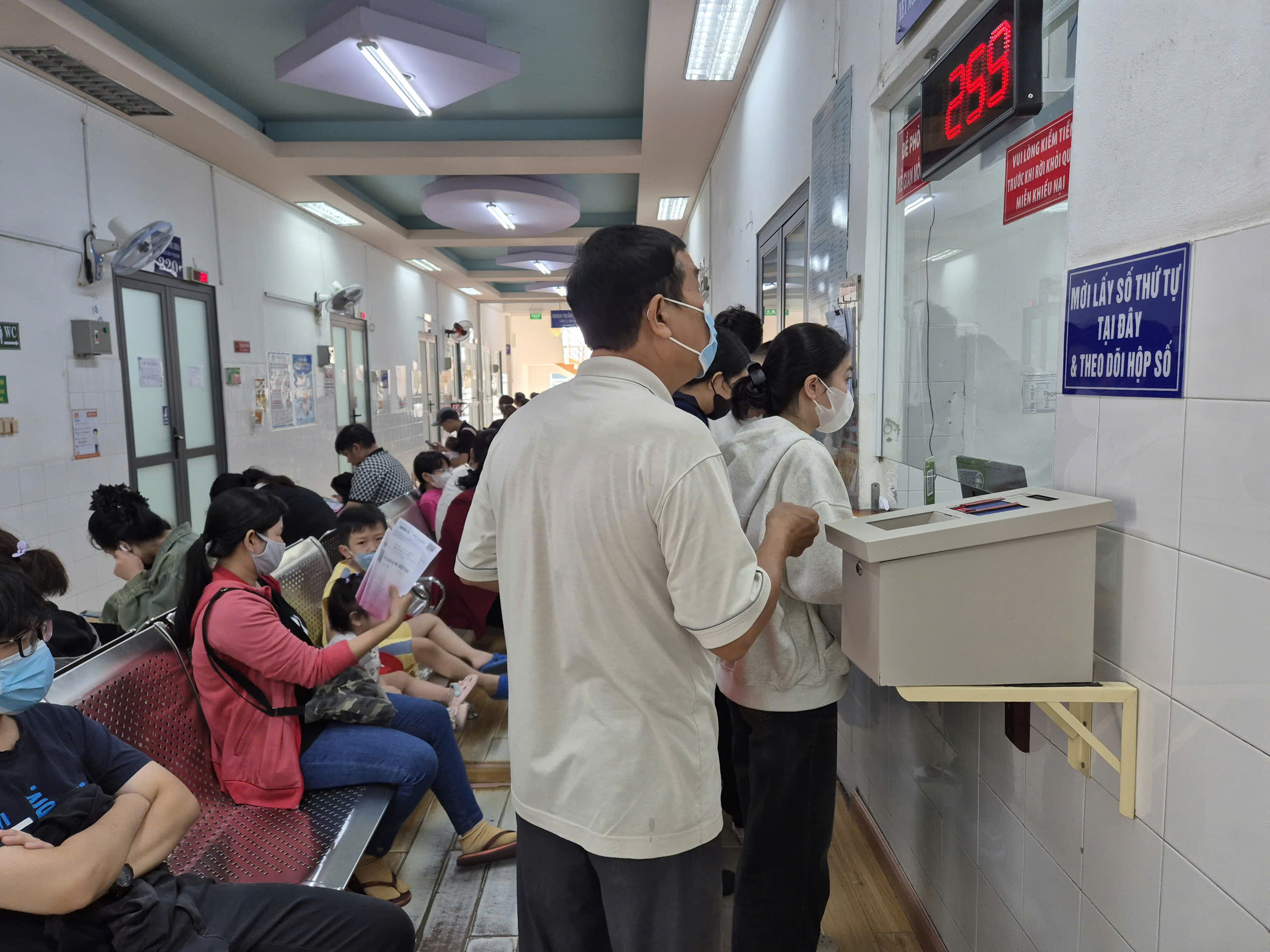 Bệnh viện ngưng hợp đồng chữa kh&aacute;m bệnh BHYT, quyền lợi người tham gia BHYT c&oacute; bị ảnh hưởng? - Ảnh 1.