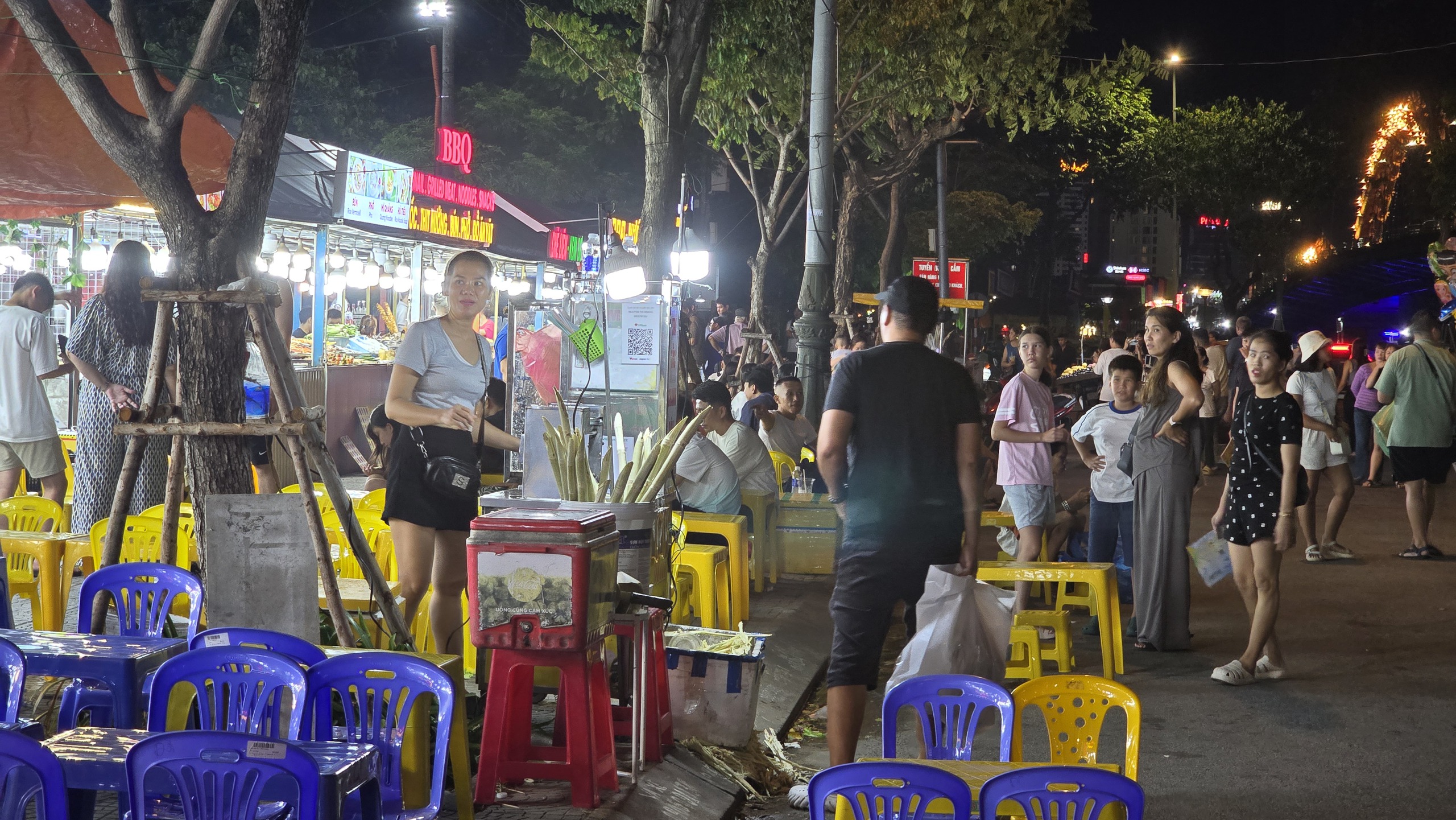 Chợ đêm Sơn Trà: "Thế giới riêng" của hàng rong sau 21 giờ - Ảnh 4.