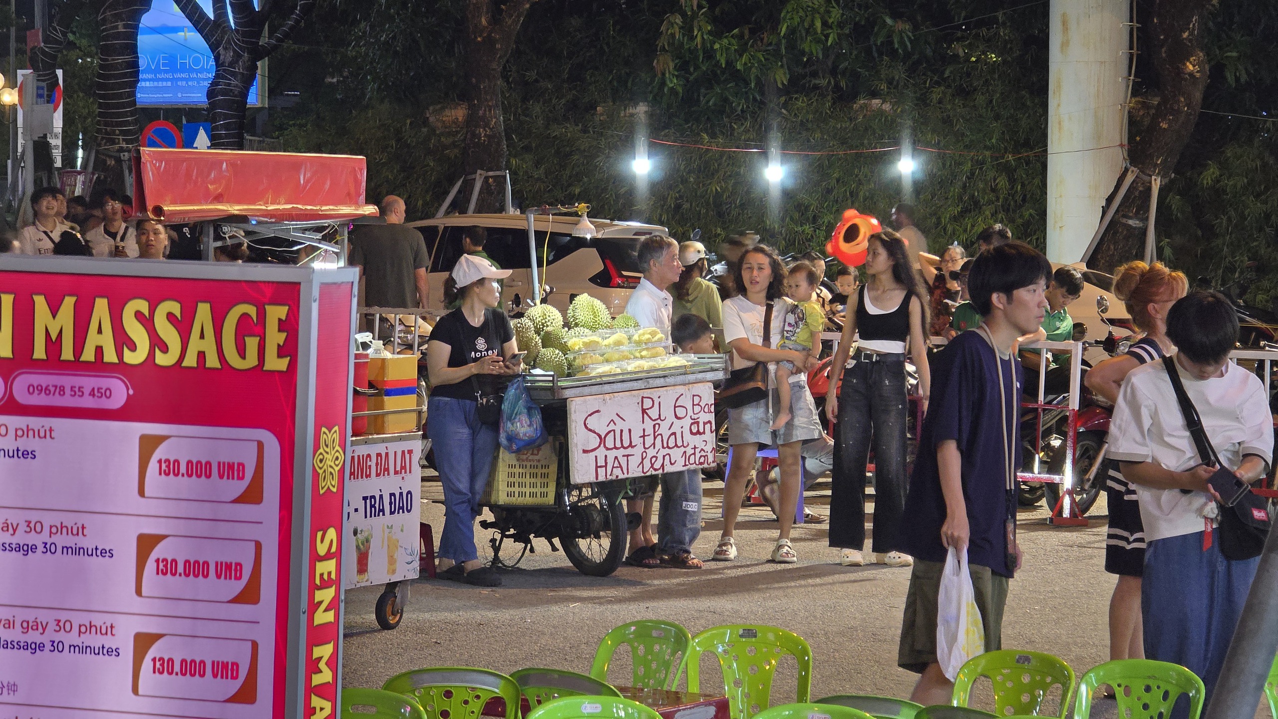 Chợ đêm Sơn Trà: "Thế giới riêng" của hàng rong sau 21 giờ - Ảnh 1.
