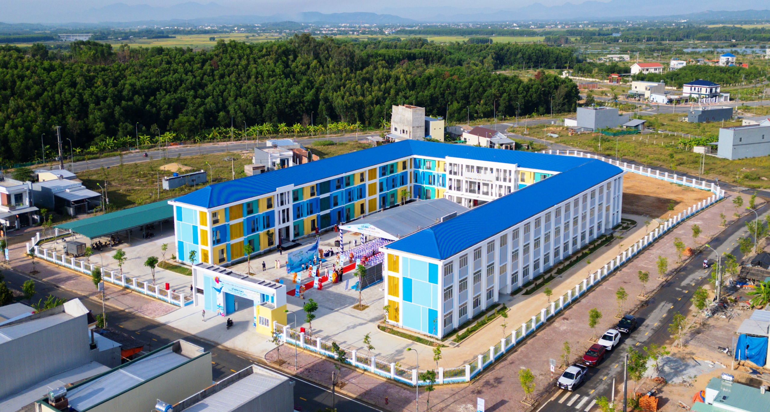 H&ograve;a Ph&aacute;t b&agrave;n giao trường học trị gi&aacute; 42 tỉ đồng cho tỉnh Quảng Ng&atilde;i- Ảnh 3.