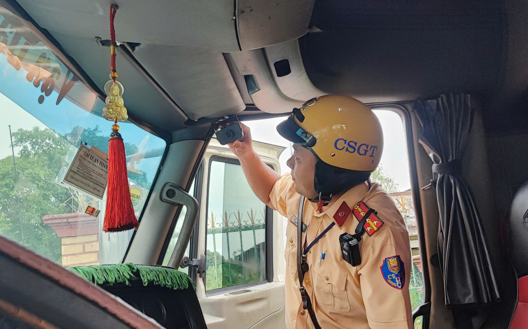 Tài xế bất ngờ vì bị CSGT TP HCM dừng lại kiểm tra, vi phạm trước đó không thể giấu- Ảnh 1.