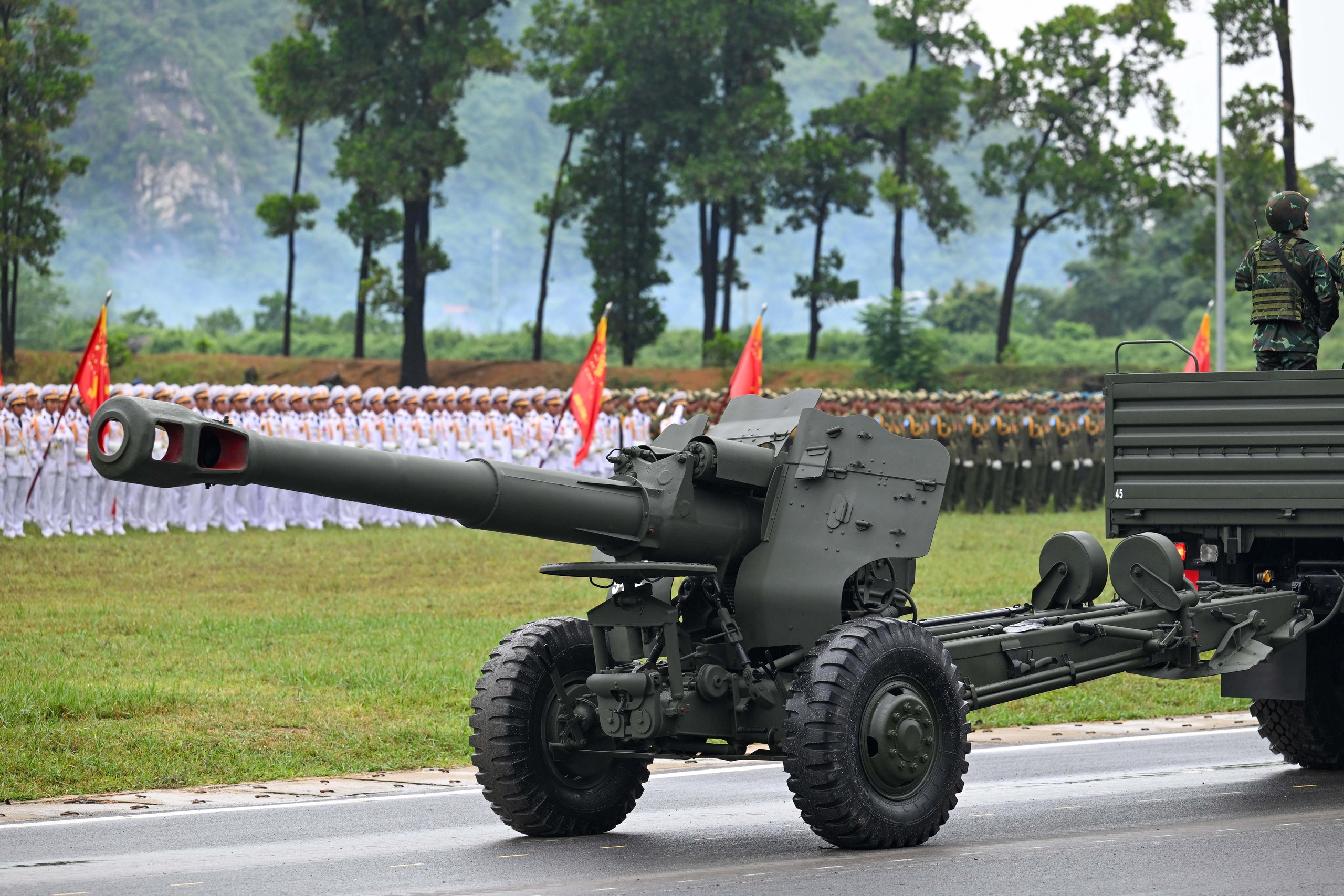 Hợp luyện diễu binh với xe tăng , tên lửa và UAV hiện đại tại Quảng trường Ba Đình - Ảnh 11.