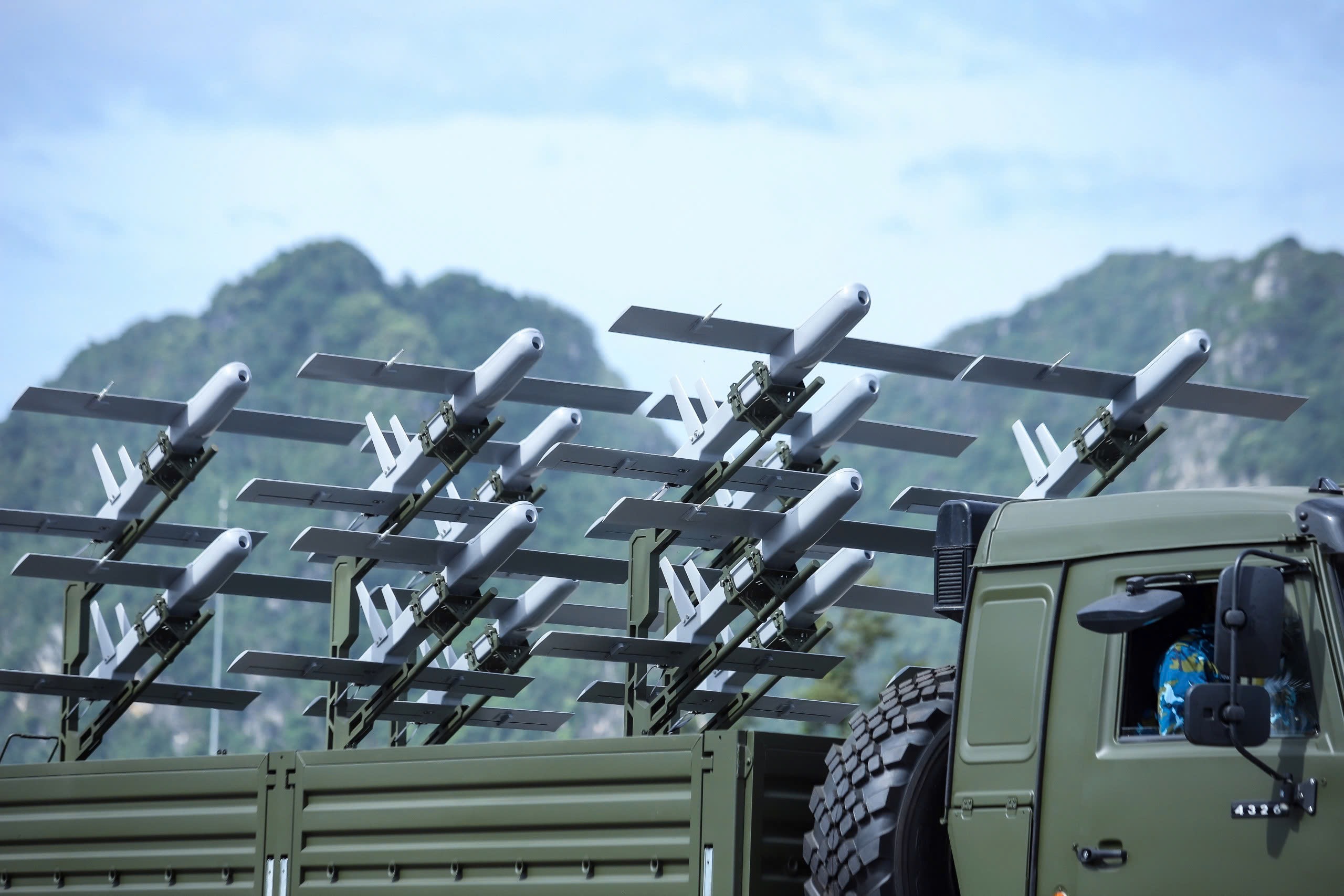 Hợp luyện diễu binh với xe tăng , tên lửa và UAV hiện đại tại Quảng trường Ba Đình - Ảnh 14.