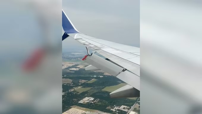 Mỹ: M&aacute;y bay Boeing 737 g&atilde;y một phần c&aacute;nh khi đang bay ở độ cao 12.000 m- Ảnh 1.
