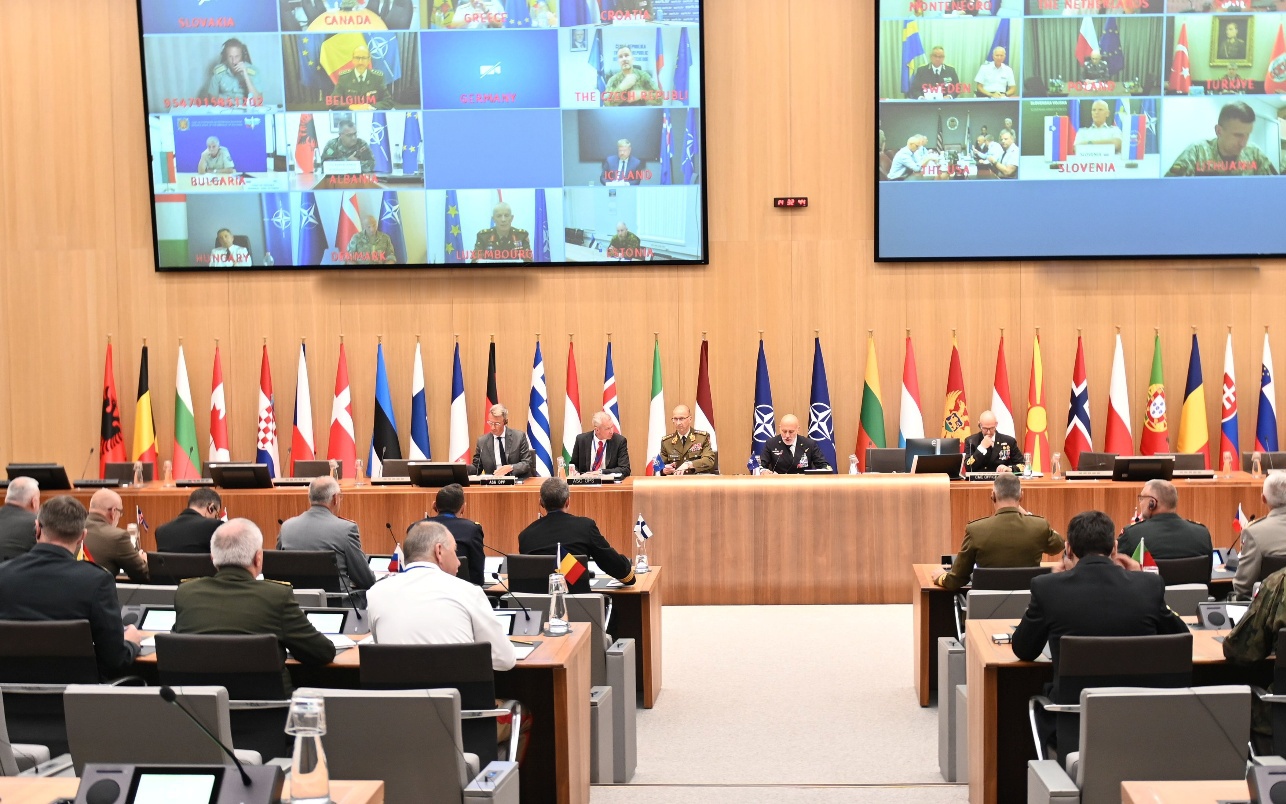 NATO họp khẩn, hoài nghi đóng góp "rất nhỏ" của Mỹ dành cho Ukraine