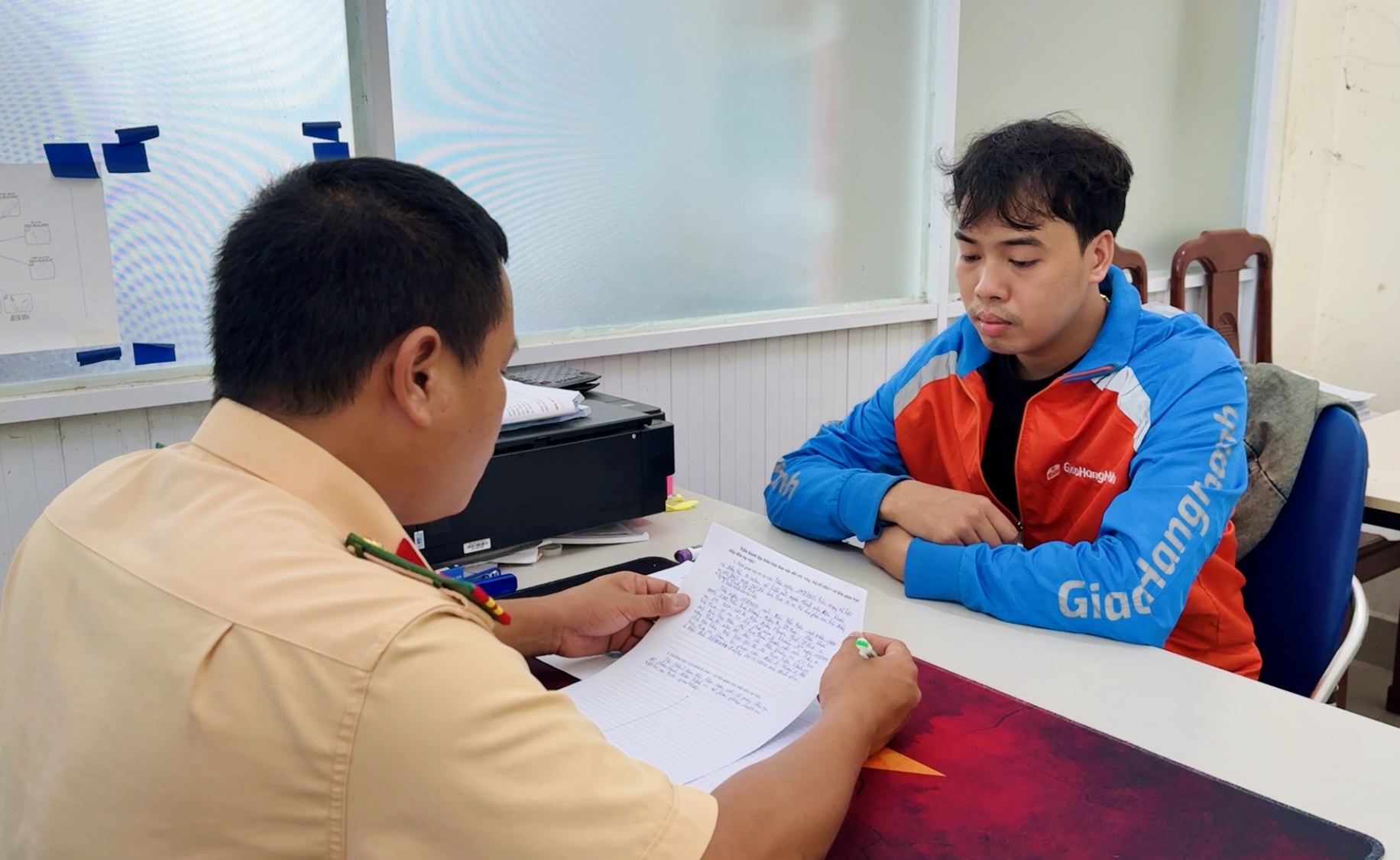 TikToker Bin s&iacute;p bơ nước Huế bị CSGT mời l&ecirc;n l&agrave;m việc - Ảnh 1.