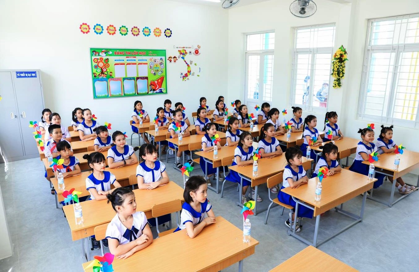 H&ograve;a Ph&aacute;t b&agrave;n giao trường học trị gi&aacute; 42 tỉ đồng cho tỉnh Quảng Ng&atilde;i- Ảnh 4.