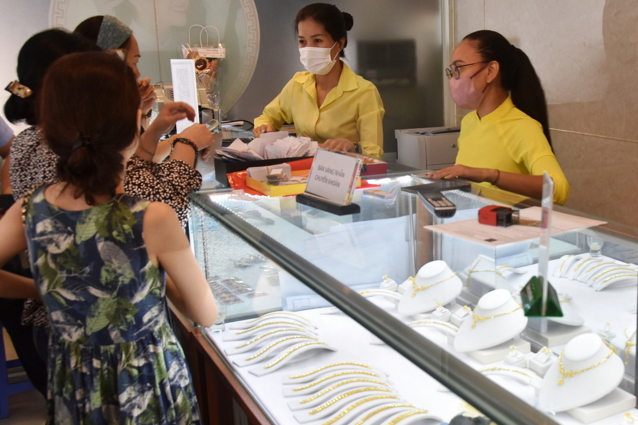 Gi&aacute; v&agrave;ng h&ocirc;m nay 22-8: Suy yếu khi nh&agrave; đầu tư chờ t&iacute;n hiệu l&atilde;i suất từ Fed - Ảnh 1.