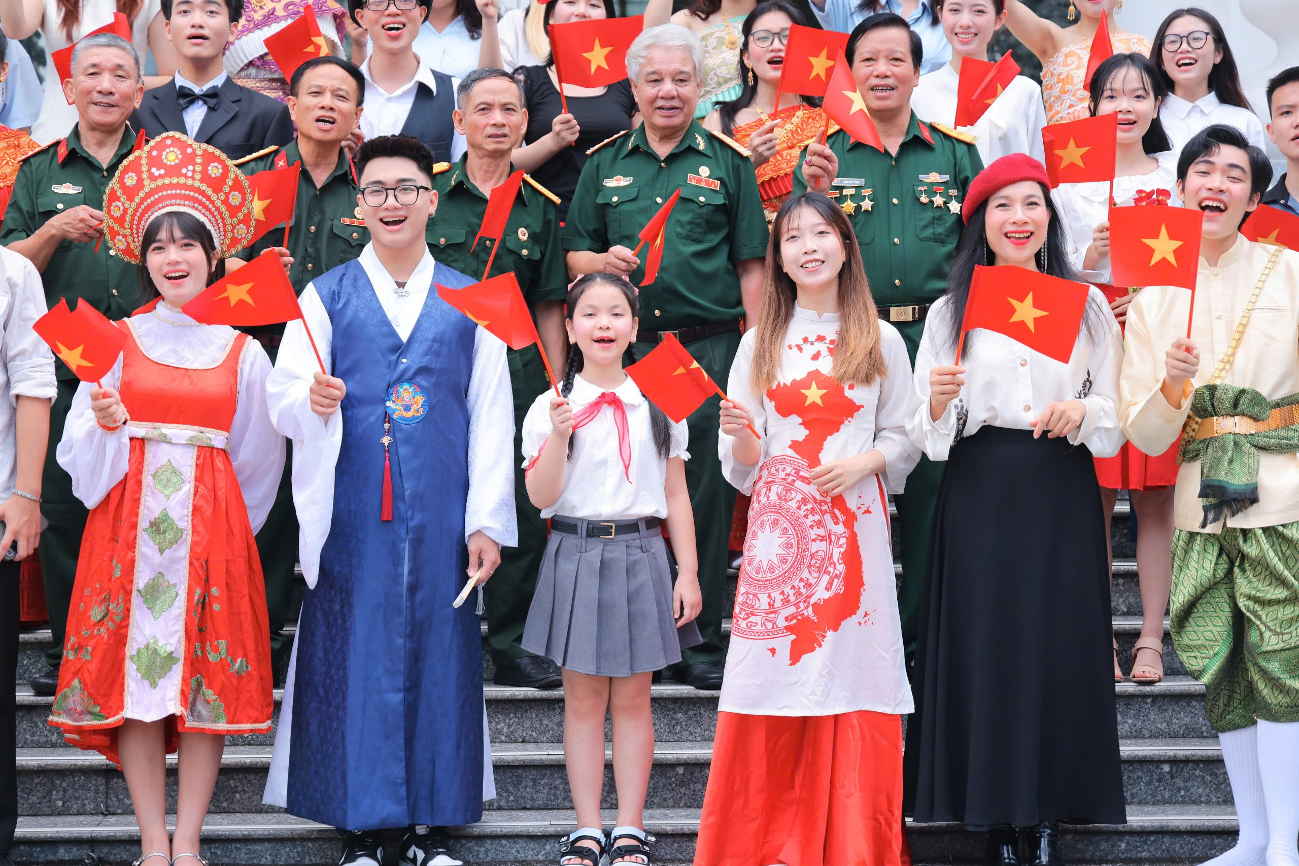 "Viết tiếp câu chuyện hòa bình" được chuyển ngữ 13 thứ tiếng - Ảnh 2.