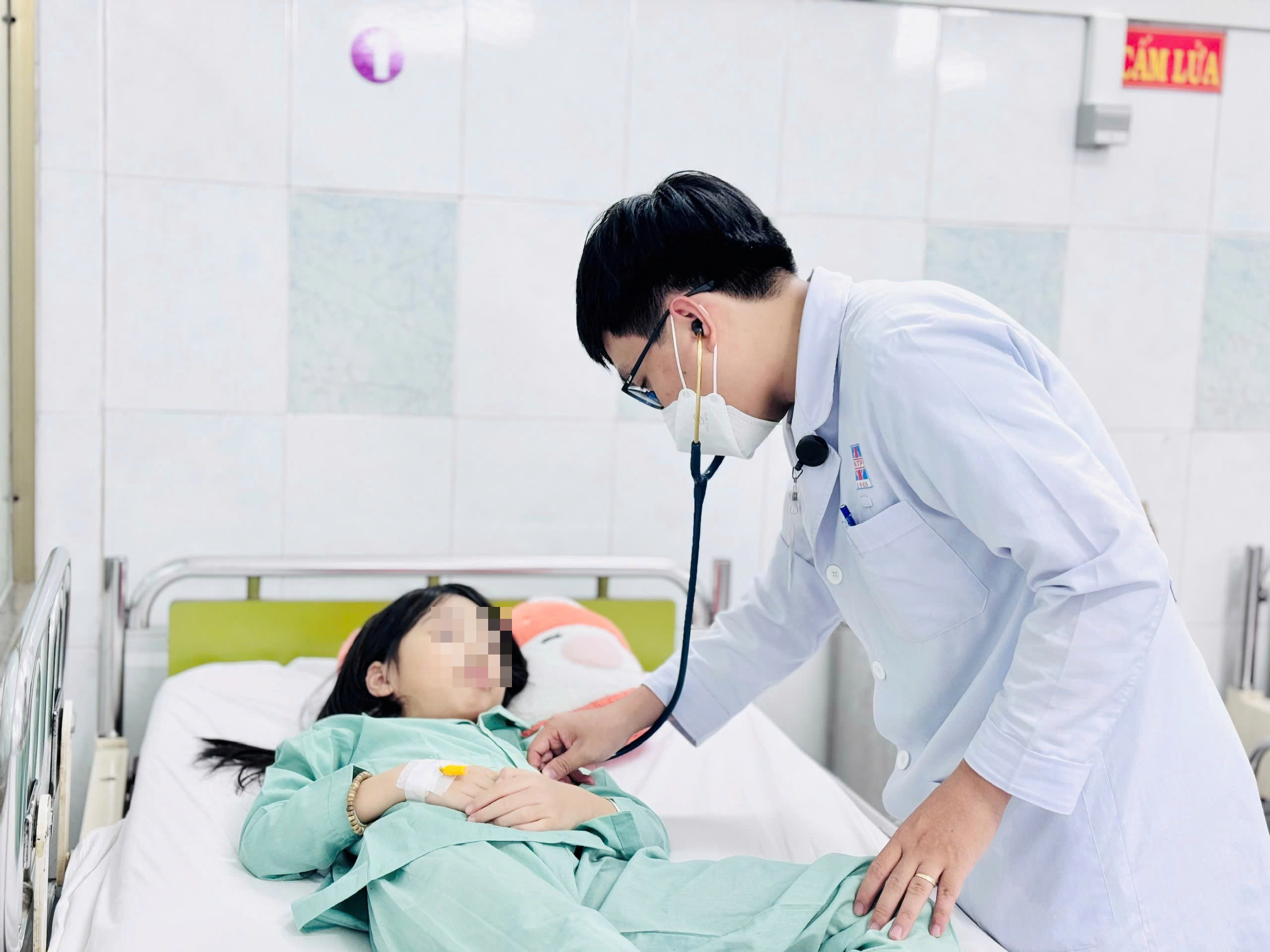 Sau khi ăn kẹo, 2 chị em đột ngột ch&oacute;ng mặt, hoảng loạn - Ảnh 1.