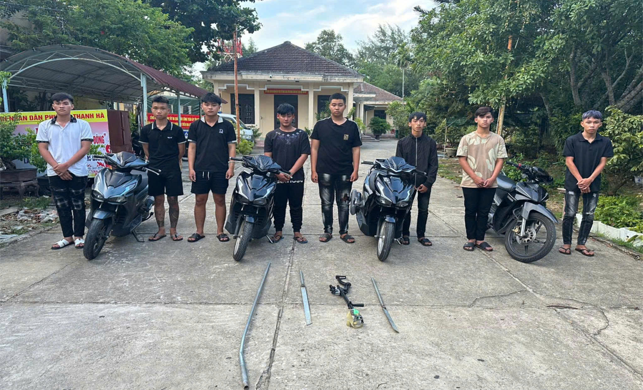 Nh&oacute;m thiếu ni&ecirc;n ở Đ&agrave; Nẵng đem &ldquo;h&agrave;ng n&oacute;ng&rdquo; t&igrave;m đối thủ, đ&aacute;nh &ldquo;dằn mặt&rdquo; người đi đường- Ảnh 2.