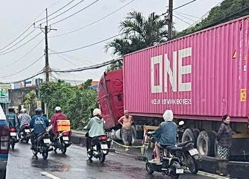 Điều tra vụ xe container lao vỉa hè, rơi bánh xe ở TP HCM- Ảnh 1.
