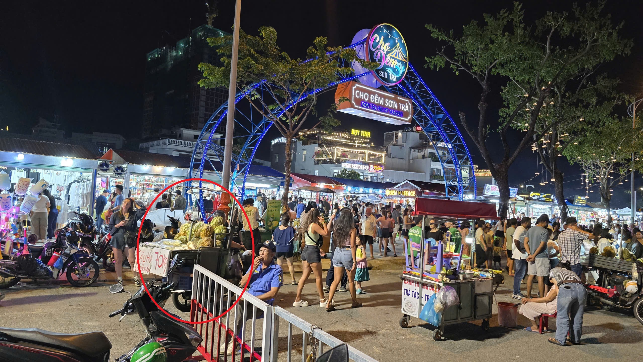 Chợ đêm Sơn Trà: "Thế giới riêng" của hàng rong sau 21 giờ - Ảnh 6.