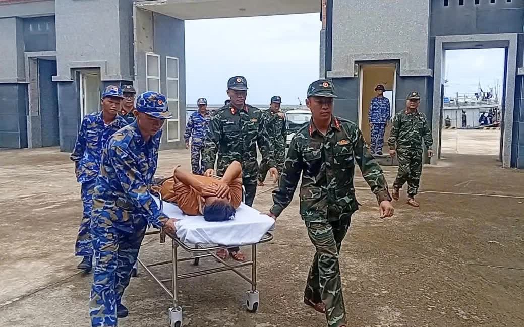 Bộ đội Trường Sa cứu ngư dân gặp nạn vì nổ bình ắc quy