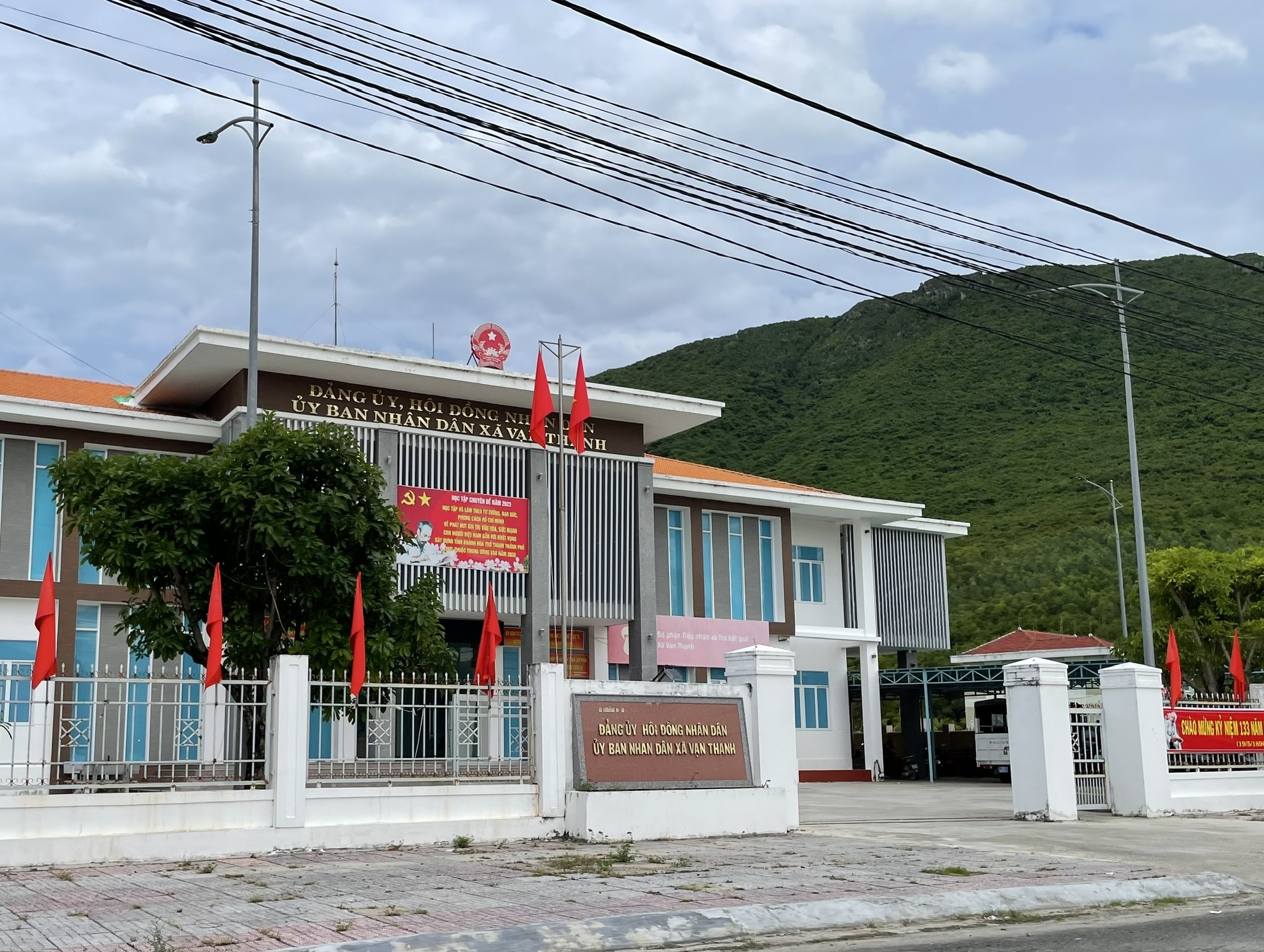 H&agrave;ng loạt cựu c&aacute;n bộ tỉnh Kh&aacute;nh H&ograve;a l&atilde;nh &aacute;n t&ugrave; v&igrave; "ph&ugrave; ph&eacute;p" sổ đỏ - Ảnh 1.