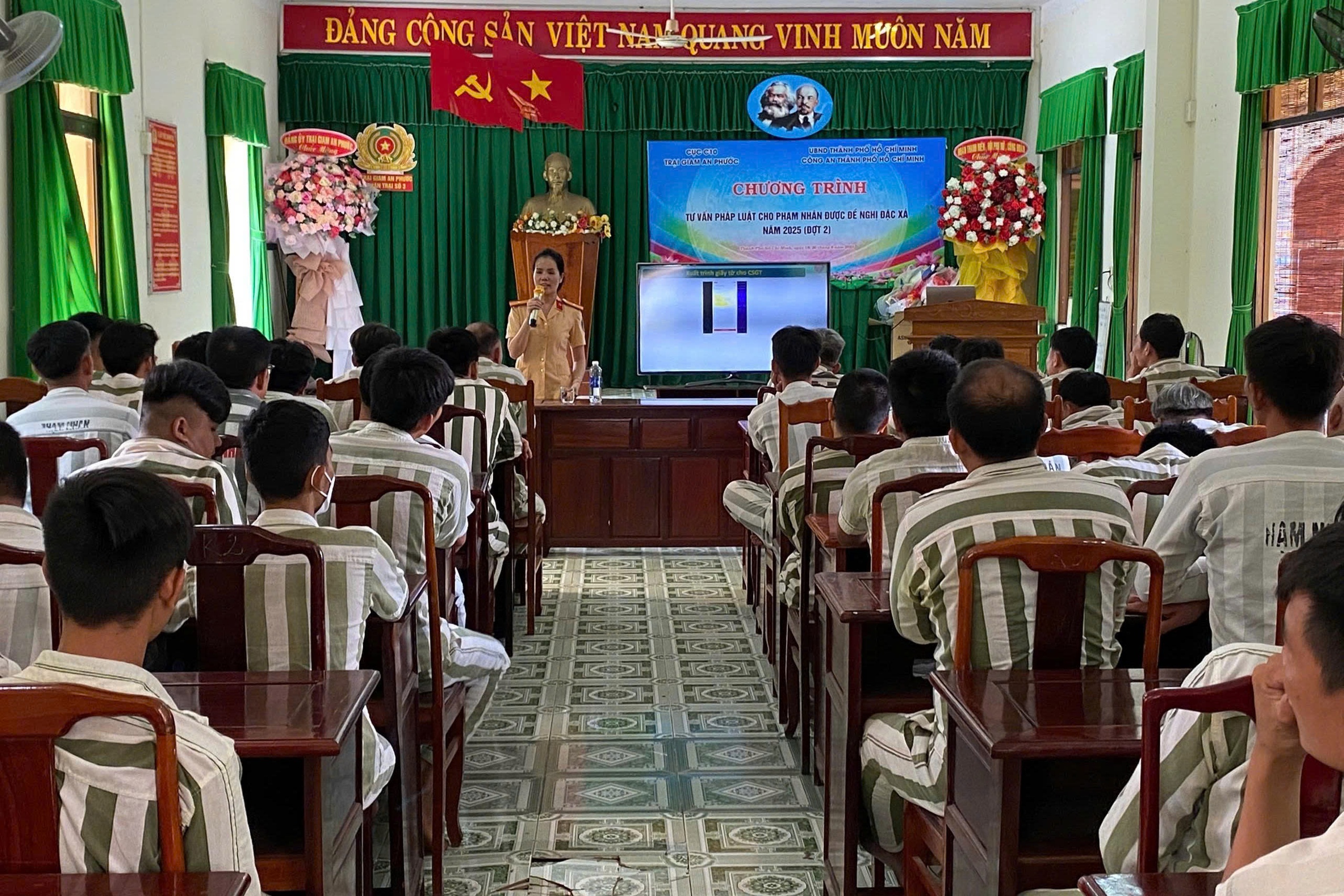 300 phạm nhân Trại giam An Phước được CSGT TP HCM phổ biến nghị định mới về giao thông- Ảnh 1.