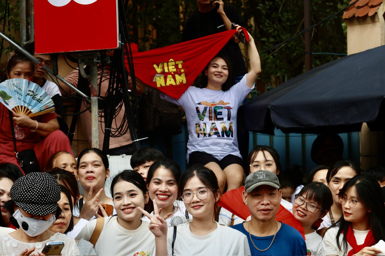Người dân háo hức bày tỏ niềm tự hào trong ngày tổng hợp luyện lần 1 A80 - Ảnh 1.