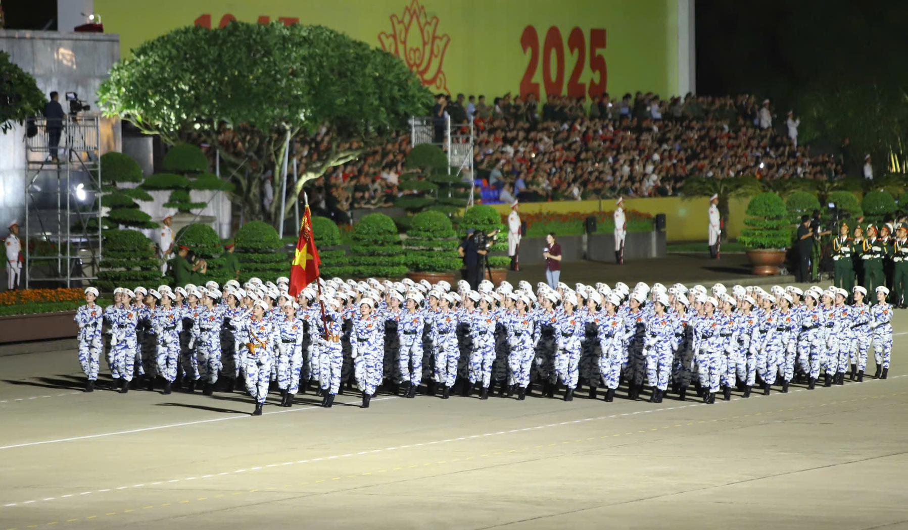 Những "bóng hồng" hợp luyện diễu binh tại Quảng trường Ba Đình - Ảnh 9.