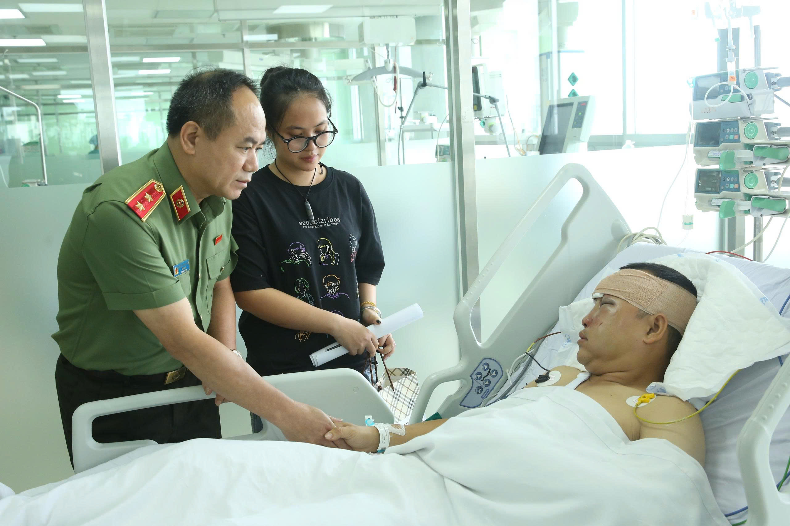 Khởi tố bắt tạm giam 2 nam thanh niên tông đại úy công an - Ảnh 1.