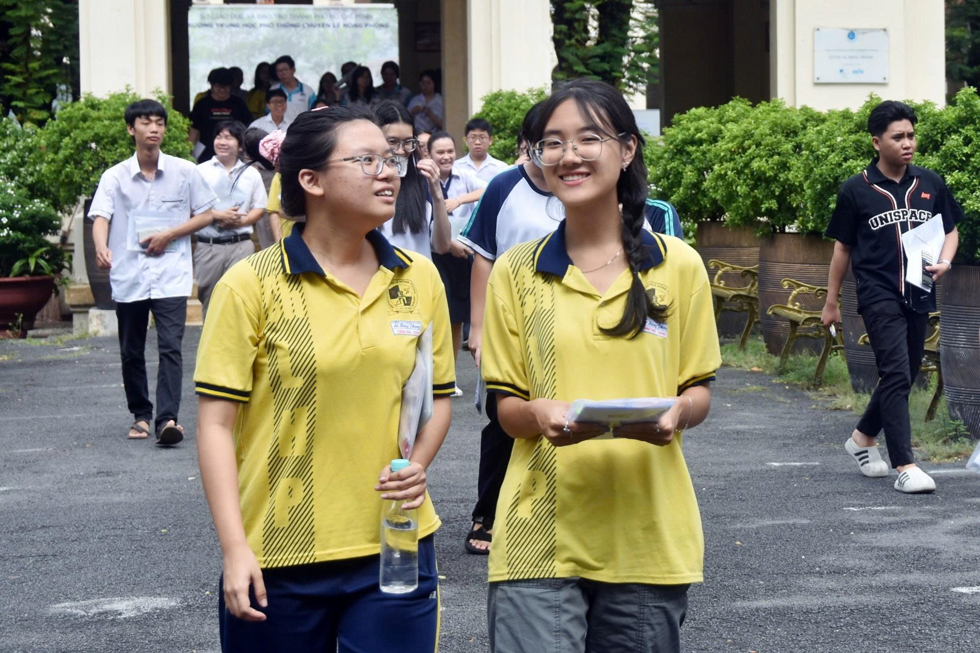 Điểm chuẩn ĐH 2025 và cách xác nhận nhập học cho thí sinh cần biết - Ảnh 1.