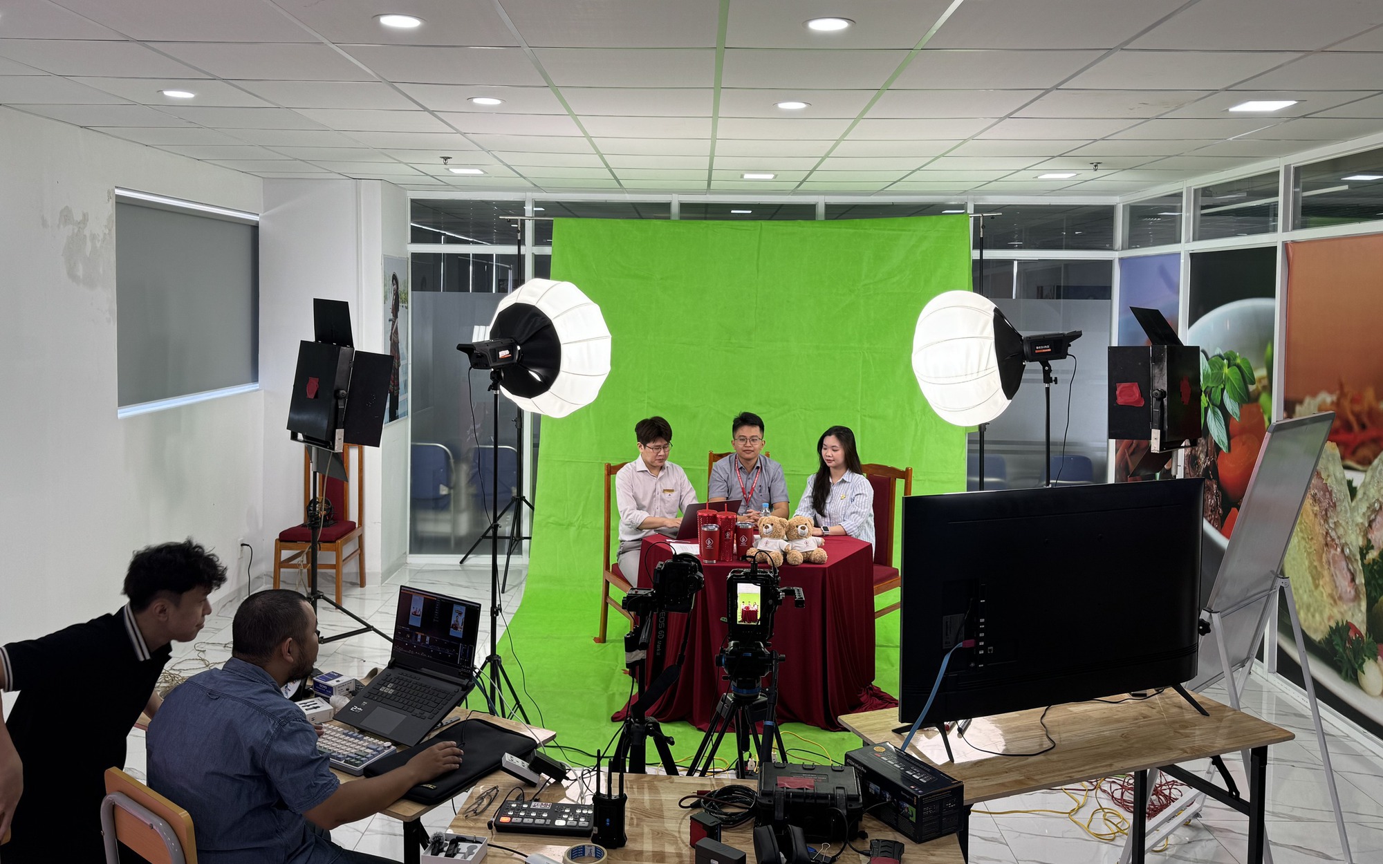 Nhiều trường ĐH- CĐ đầu tư "khủng" cho phiên livestream công bố điểm chuẩn 2025