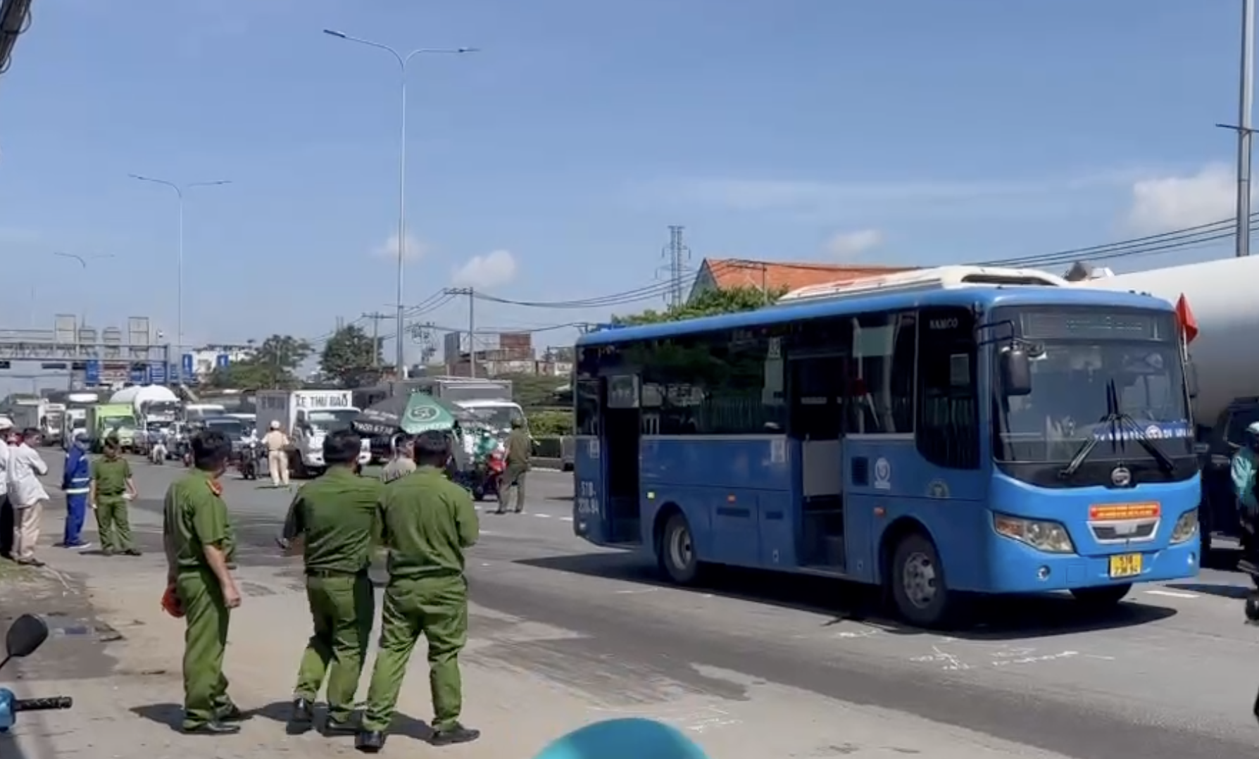 Tai nạn giao th&ocirc;ng nghi&ecirc;m trọng s&aacute;ng nay ở phường Thới An, TP HCM- Ảnh 1.