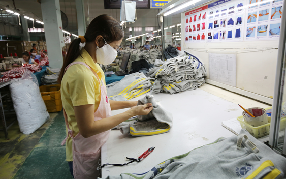 Dệt may, da giày tăng tốc khai thác "mỏ vàng sân nhà"