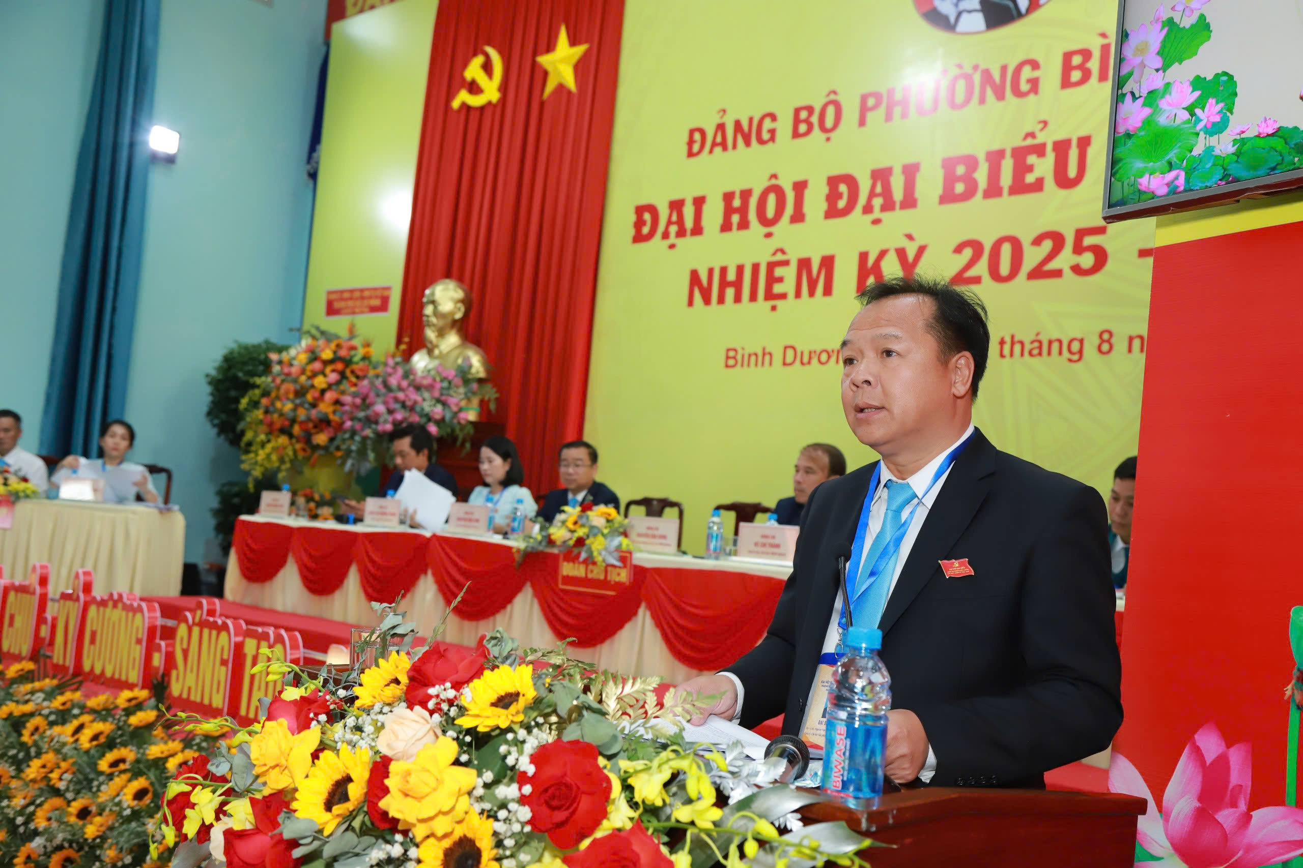 &Ocirc;ng Nguyễn Văn Đ&ocirc;ng giữ chức B&iacute; thư Đảng ủy phường B&igrave;nh Dương , trung t&acirc;m khu c&ocirc;ng nghiệp TP HCM - Ảnh 2.