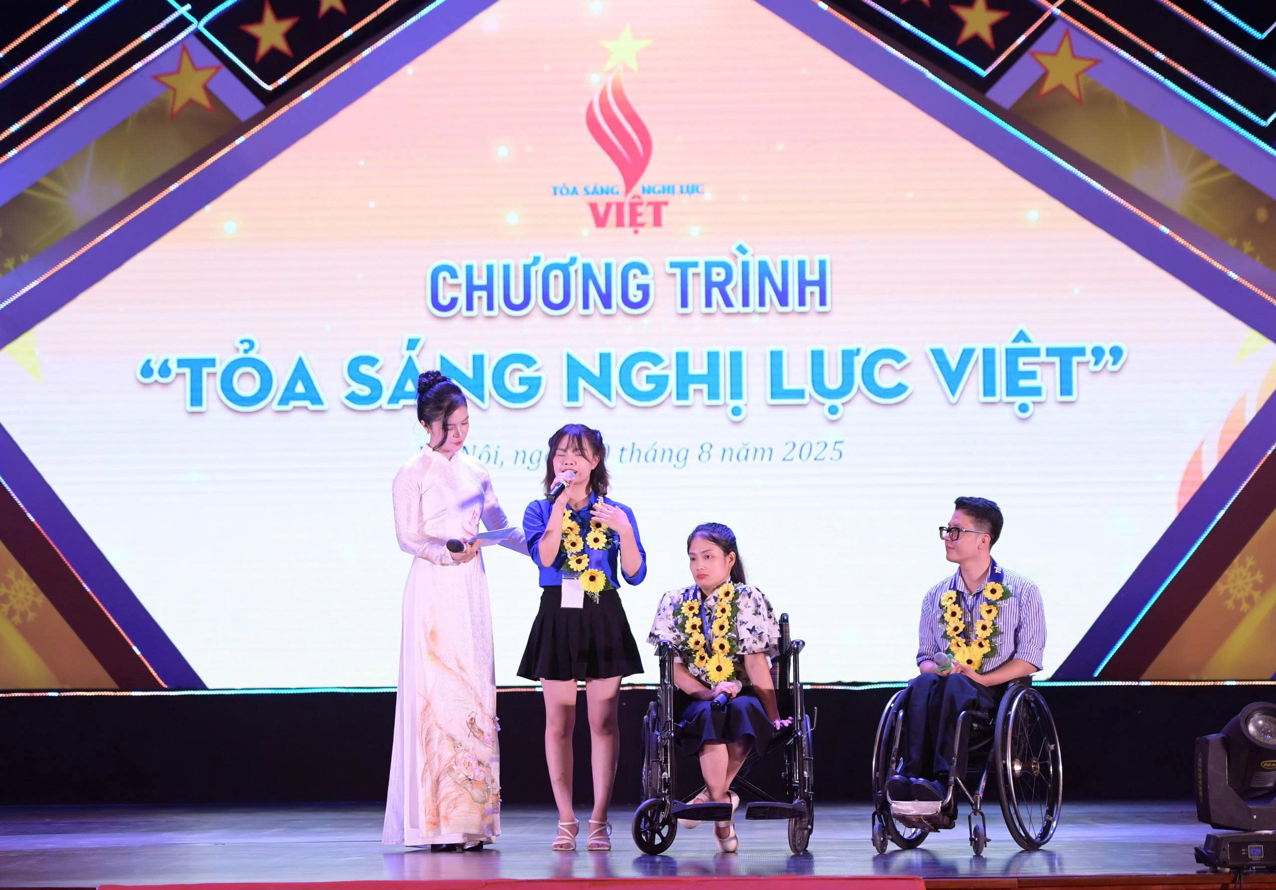 CEO đặc biệt dạy người khuyết tật trồng cây cảnh và bán hàng online - Ảnh 2.