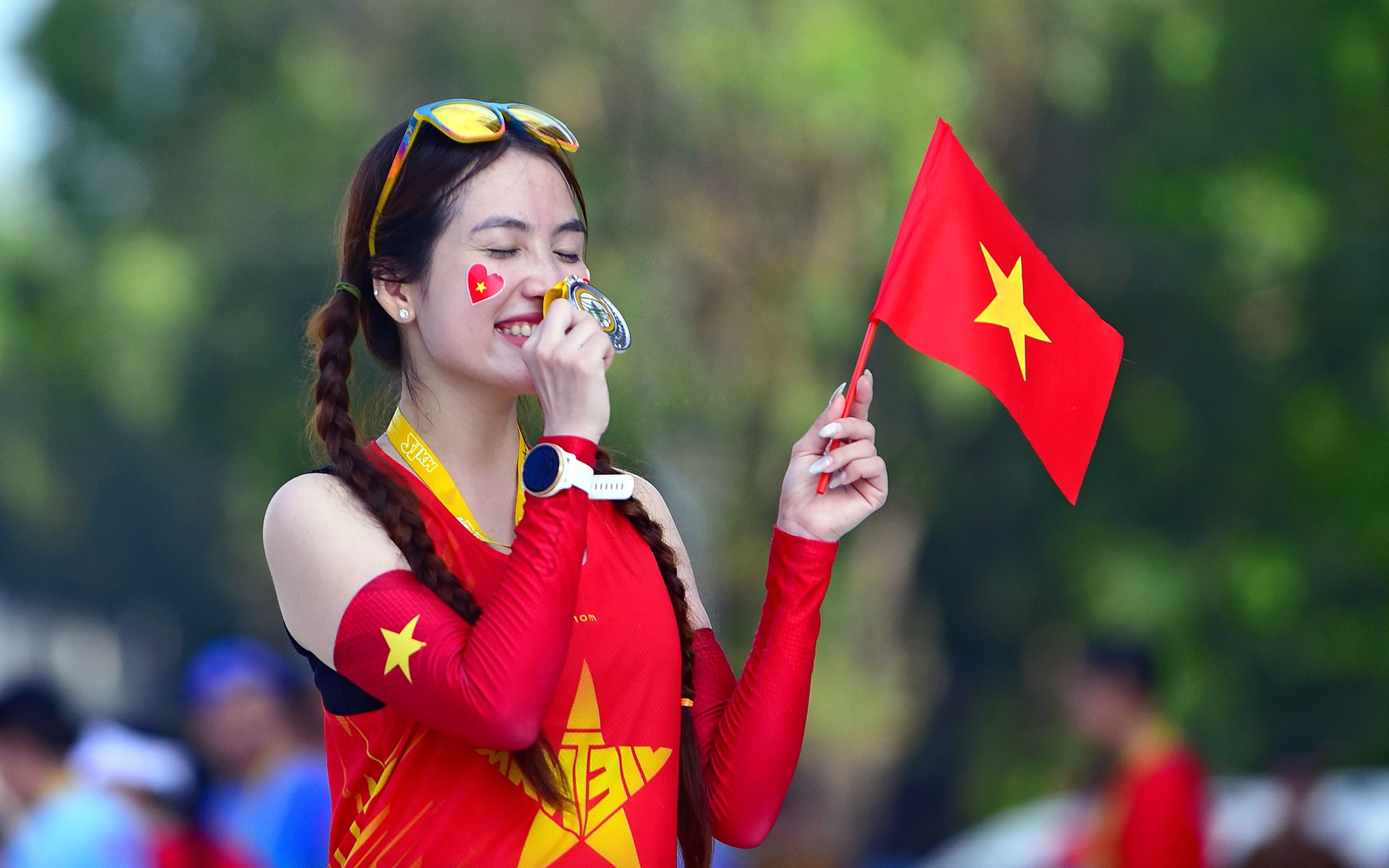 Hạnh phúc dưới bóng Quốc kỳ
