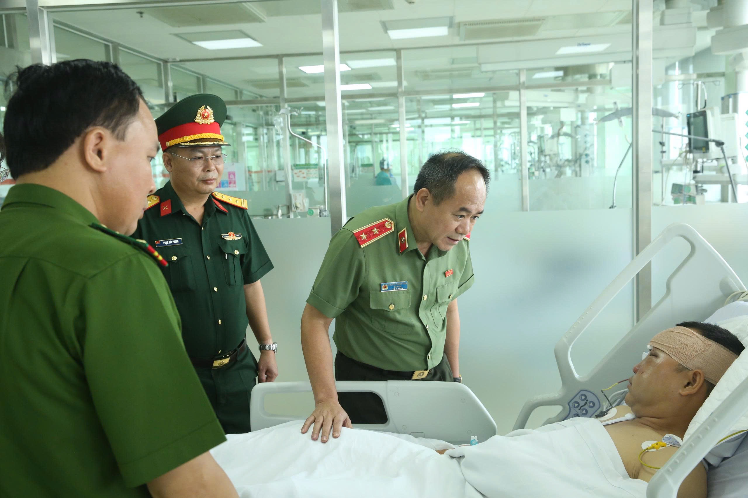 Giám đốc Công an TP Hà Nội thăm Đại úy cảnh sát cơ động bị "quái xế" tông- Ảnh 1.