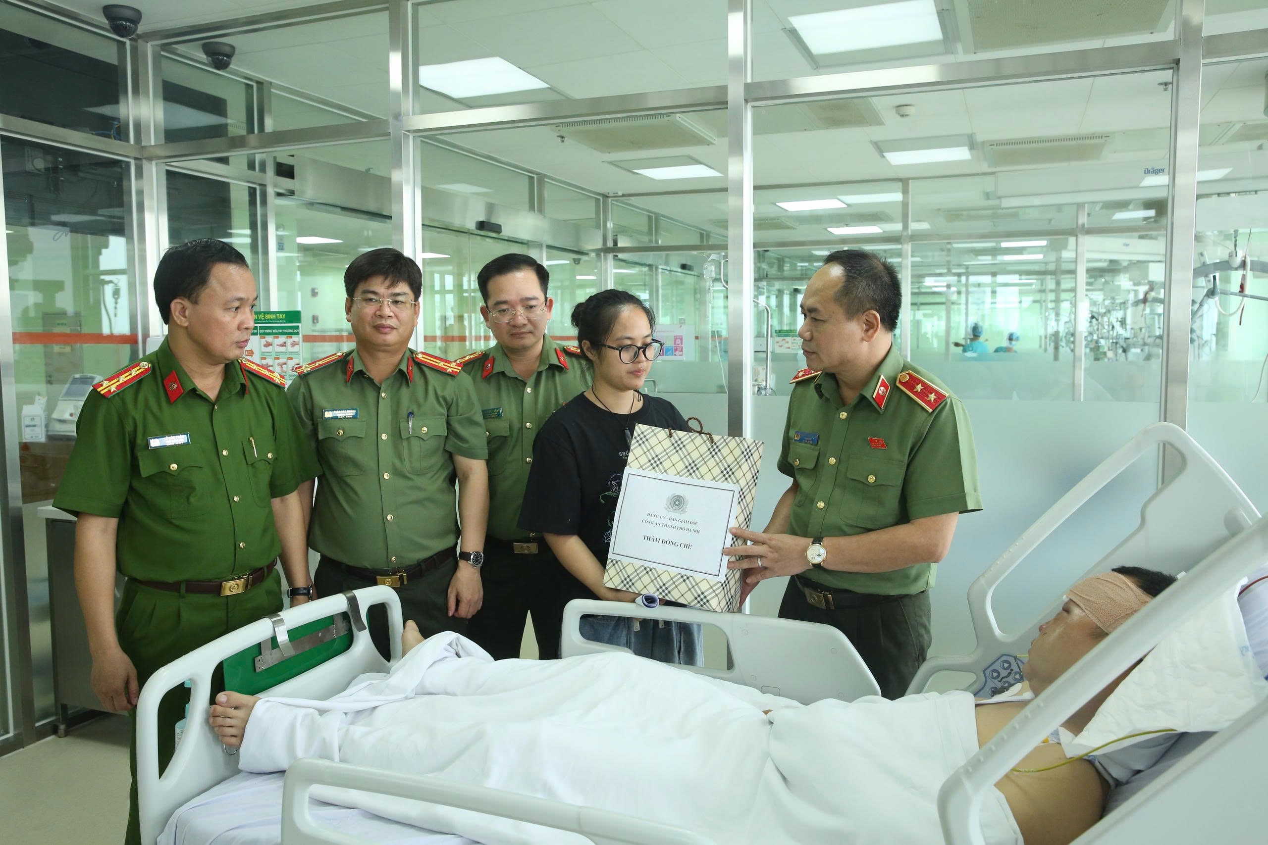 Giám đốc Công an TP Hà Nội thăm Đại úy cảnh sát cơ động bị "quái xế" tông- Ảnh 2.