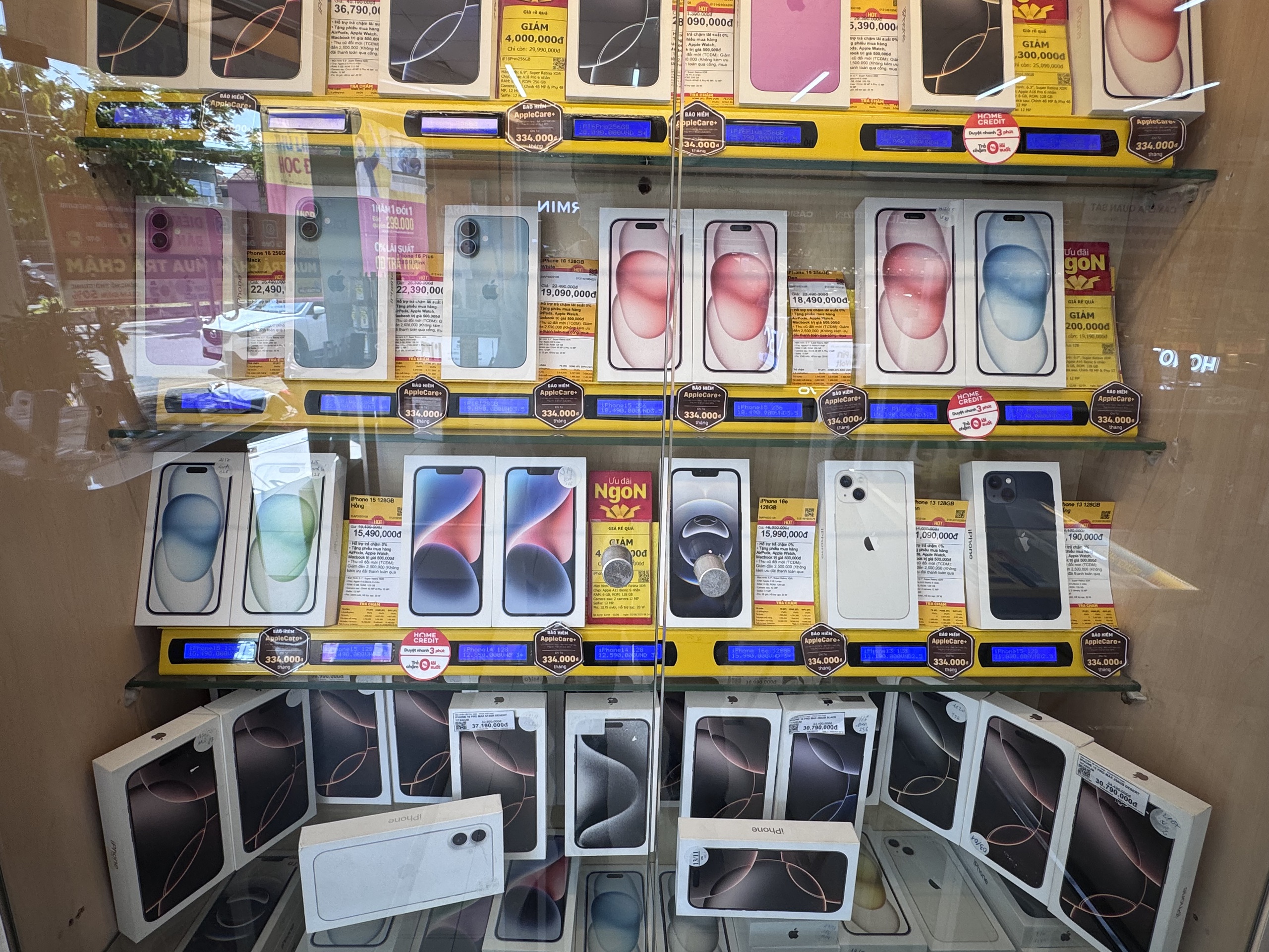 Thị trường iPhone cũ tăng mạnh trước l&agrave;n s&oacute;ng thay đổi thuế - Ảnh 1.