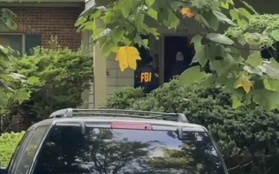Cựu cố vấn của ông Donald Trump bị khám nhà, FBI ẩn ý "không ai đứng trên pháp luật"- Ảnh 2.