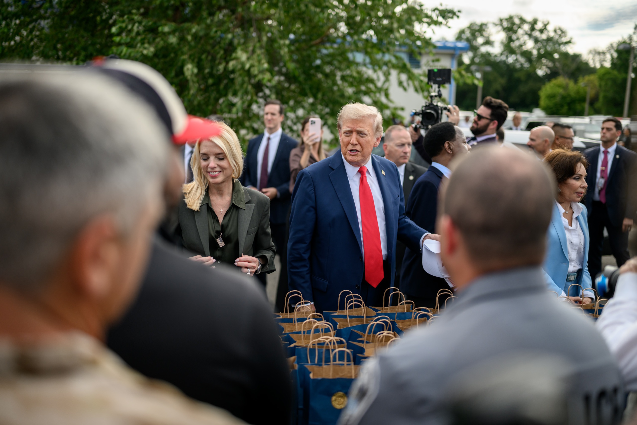 Mật vụ bất ngờ trước tuy&ecirc;n bố &ldquo;xuống đường&rdquo; của Tổng thống Donald Trump- Ảnh 2.