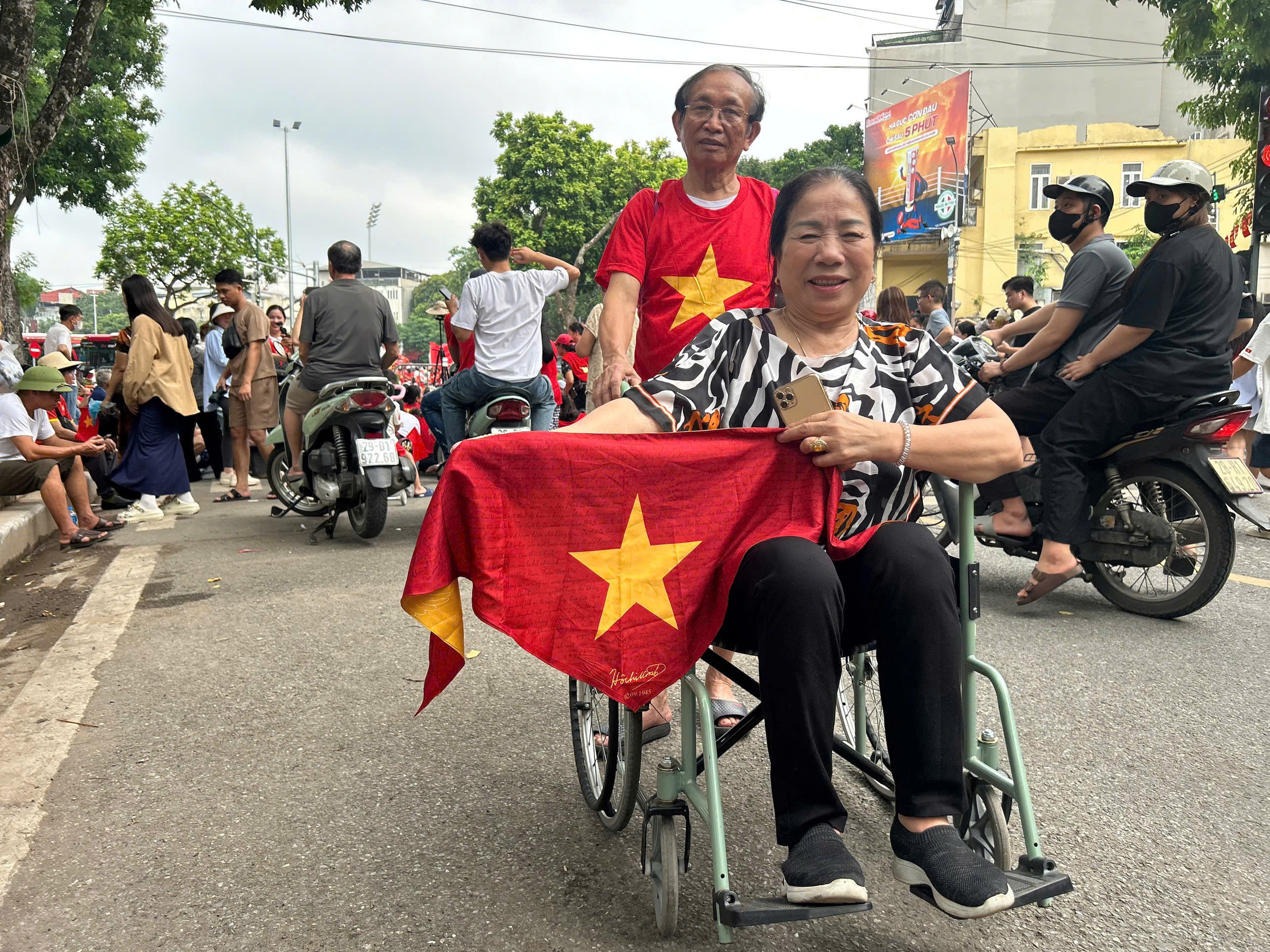 Người dân háo hức bày tỏ niềm tự hào trong ngày tổng hợp luyện lần 1 A80 - Ảnh 4.