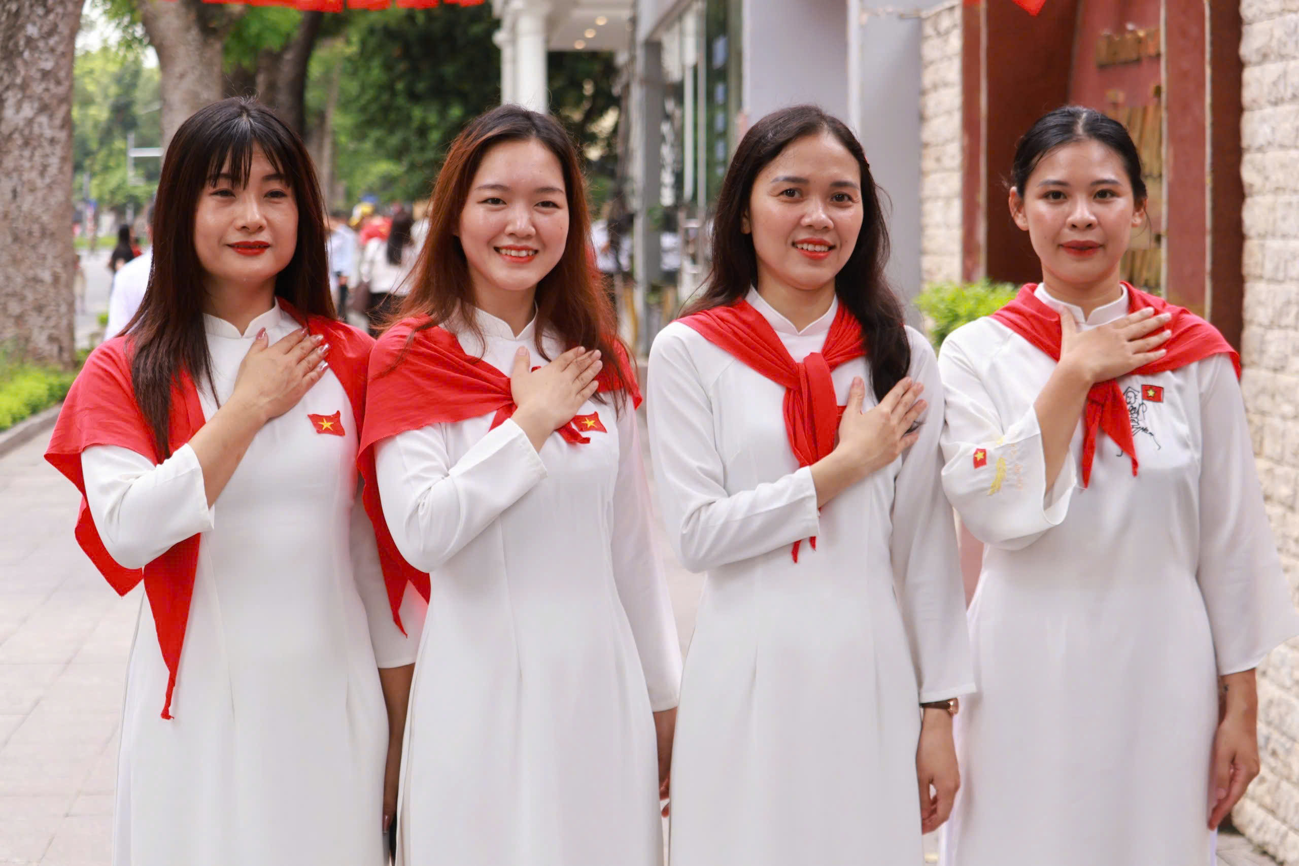 Người dân háo hức bày tỏ niềm tự hào trong ngày tổng hợp luyện lần 1 A80 - Ảnh 2.