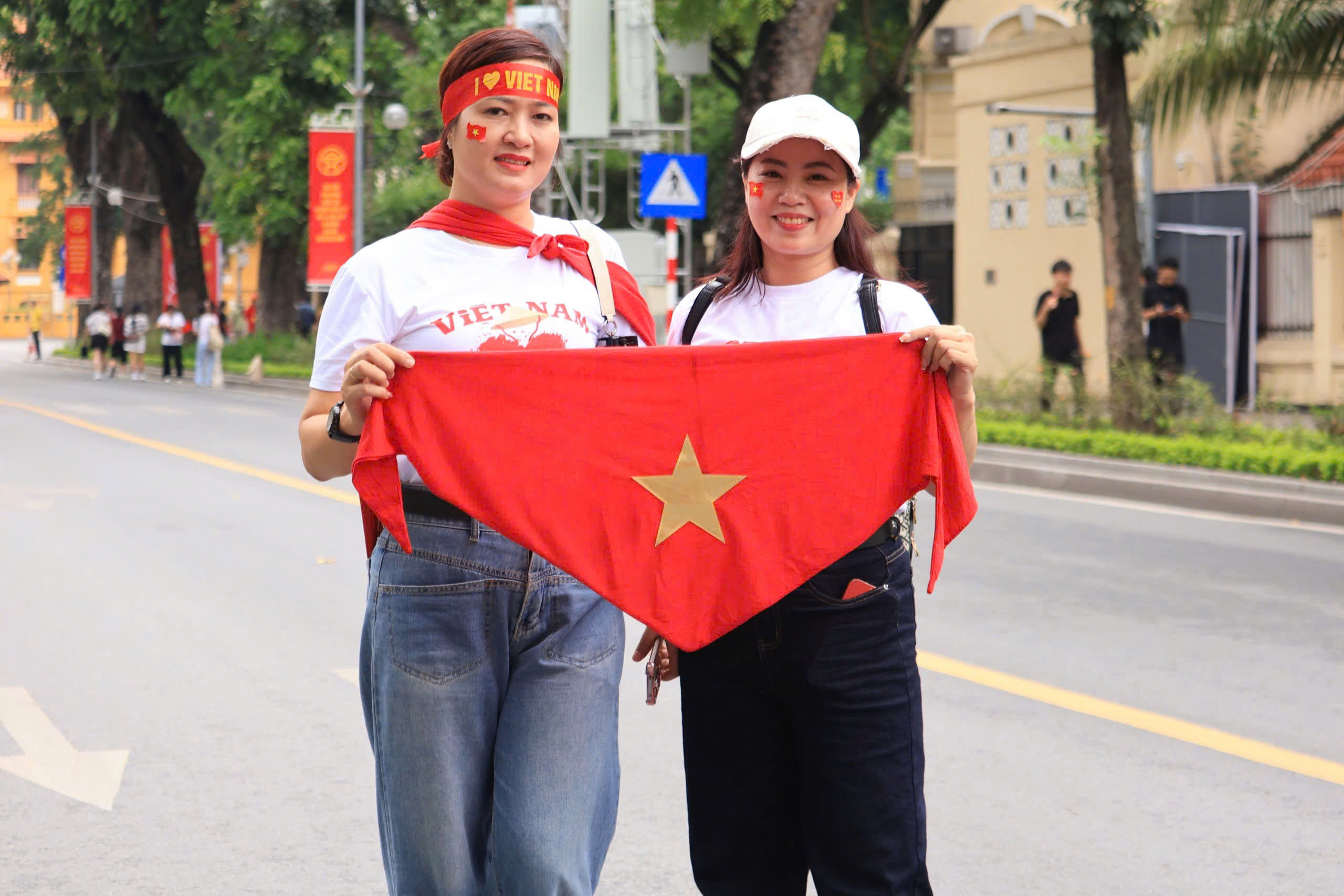 Người dân háo hức bày tỏ niềm tự hào trong ngày tổng hợp luyện lần 1 A80 - Ảnh 3.