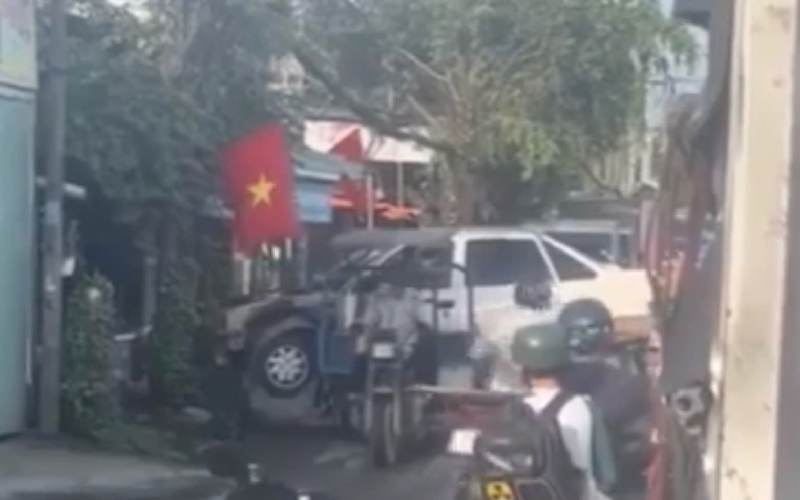 CSGT TP HCM xác minh vụ việc xe ba gác "cõng"... ô tô