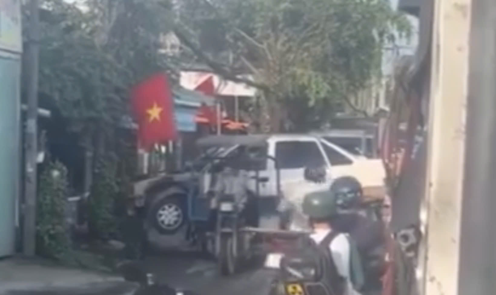 Chạy xe ba g&aacute;c chở &ocirc; t&ocirc; bị phạt nặng , CSGT TP HCM cảnh b&aacute;o người d&acirc;n - Ảnh 2.